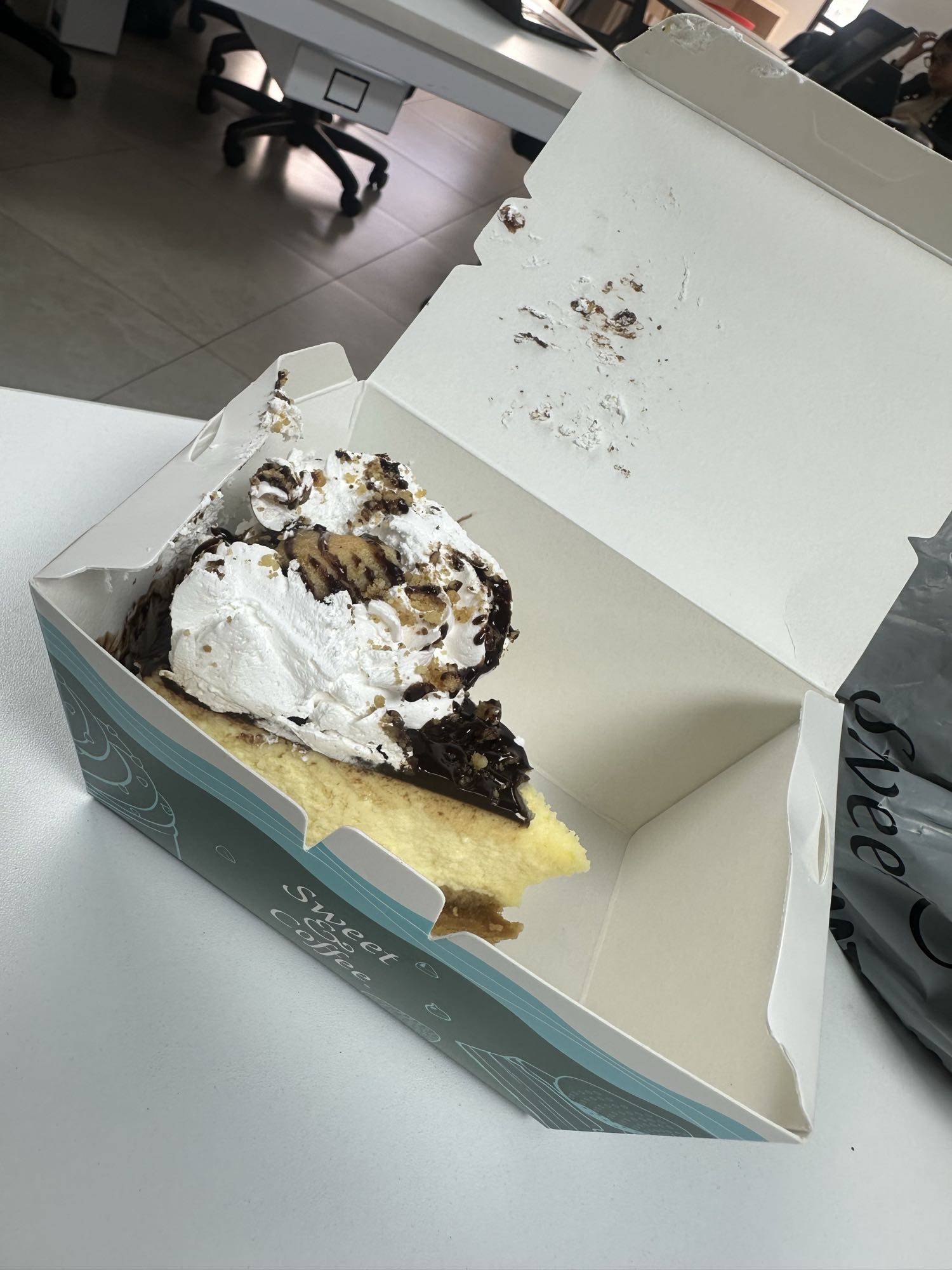 Pastel con crema y chocolate