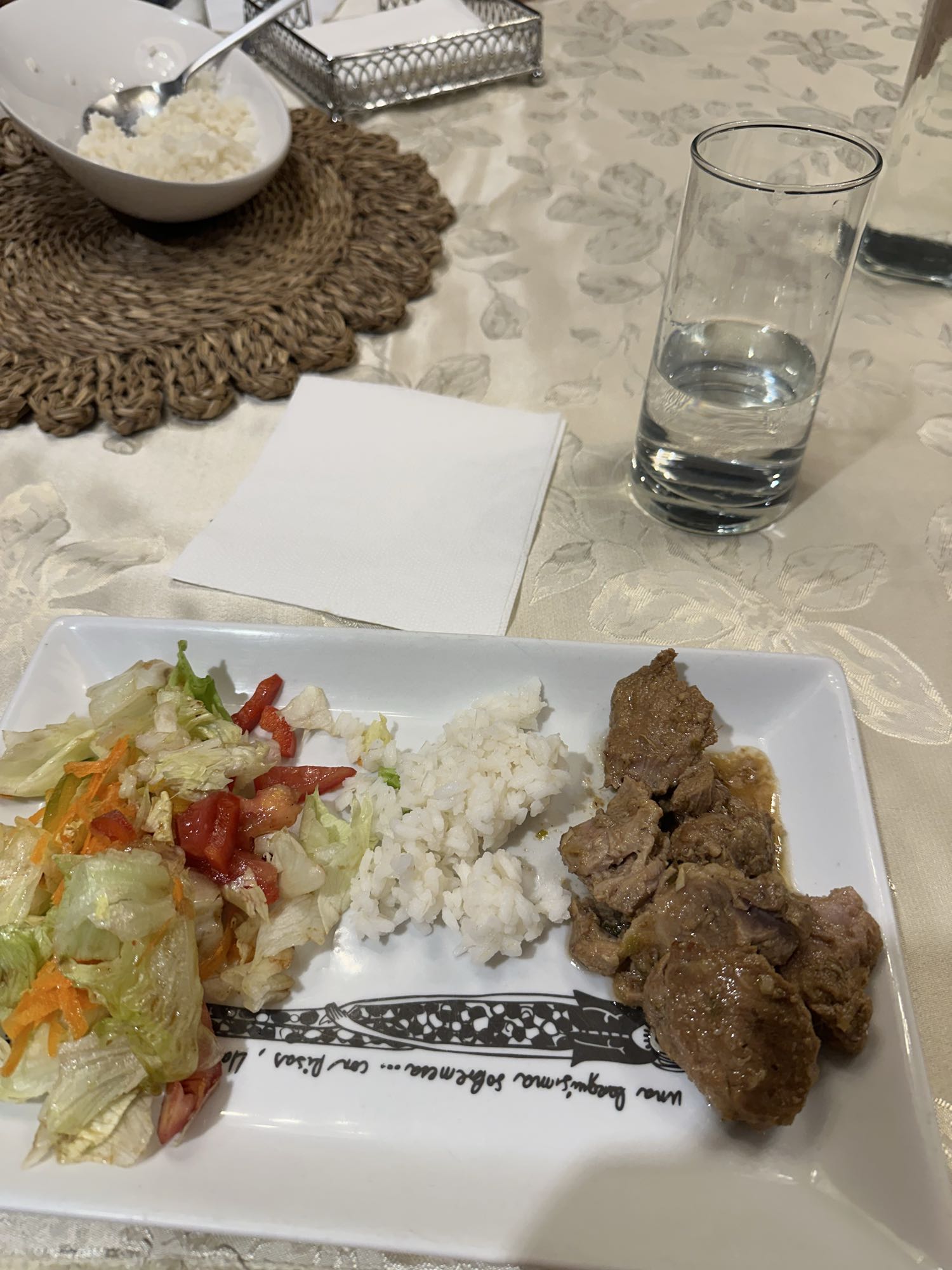carne con arroz y ensalada