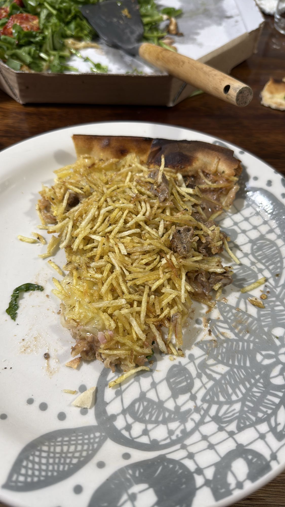 Pizza de carne com batata palha