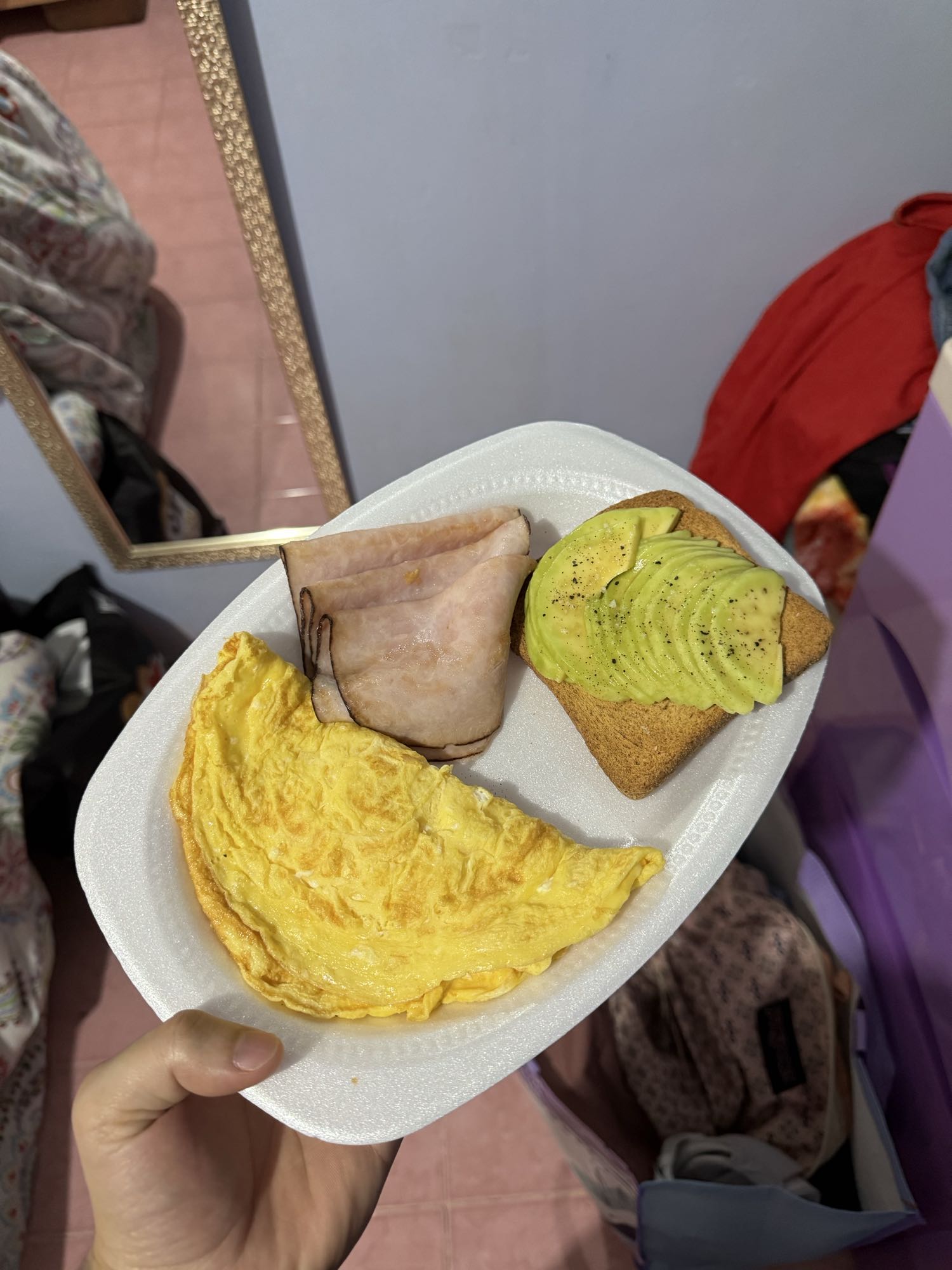 Desayuno con huevo y aguacate