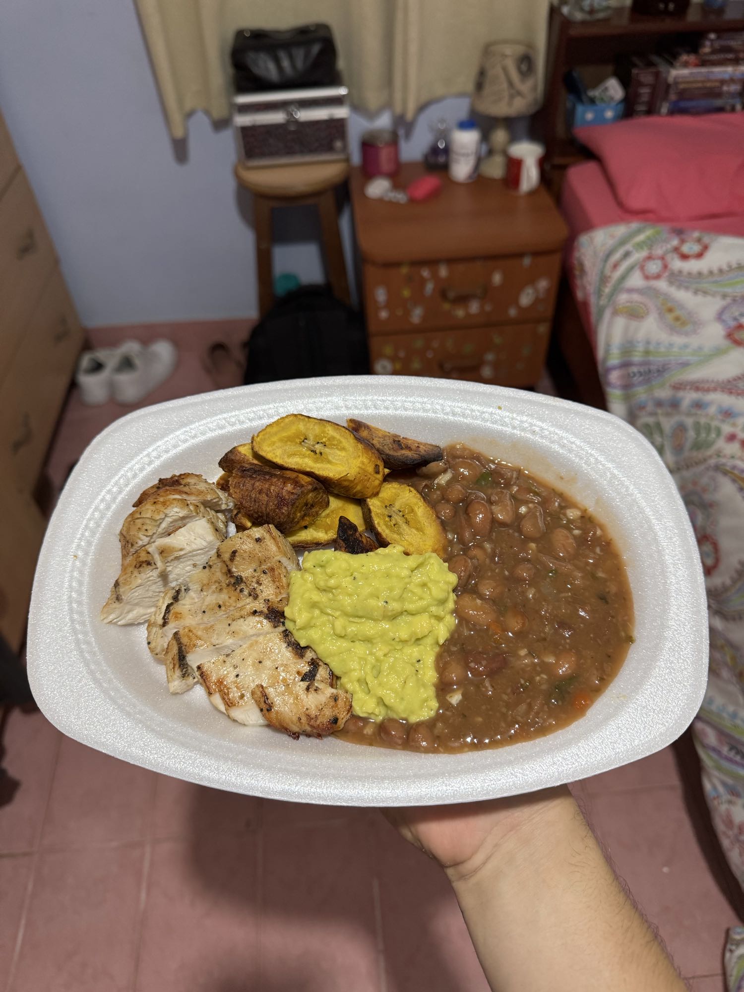 pollo, frijoles y plátano