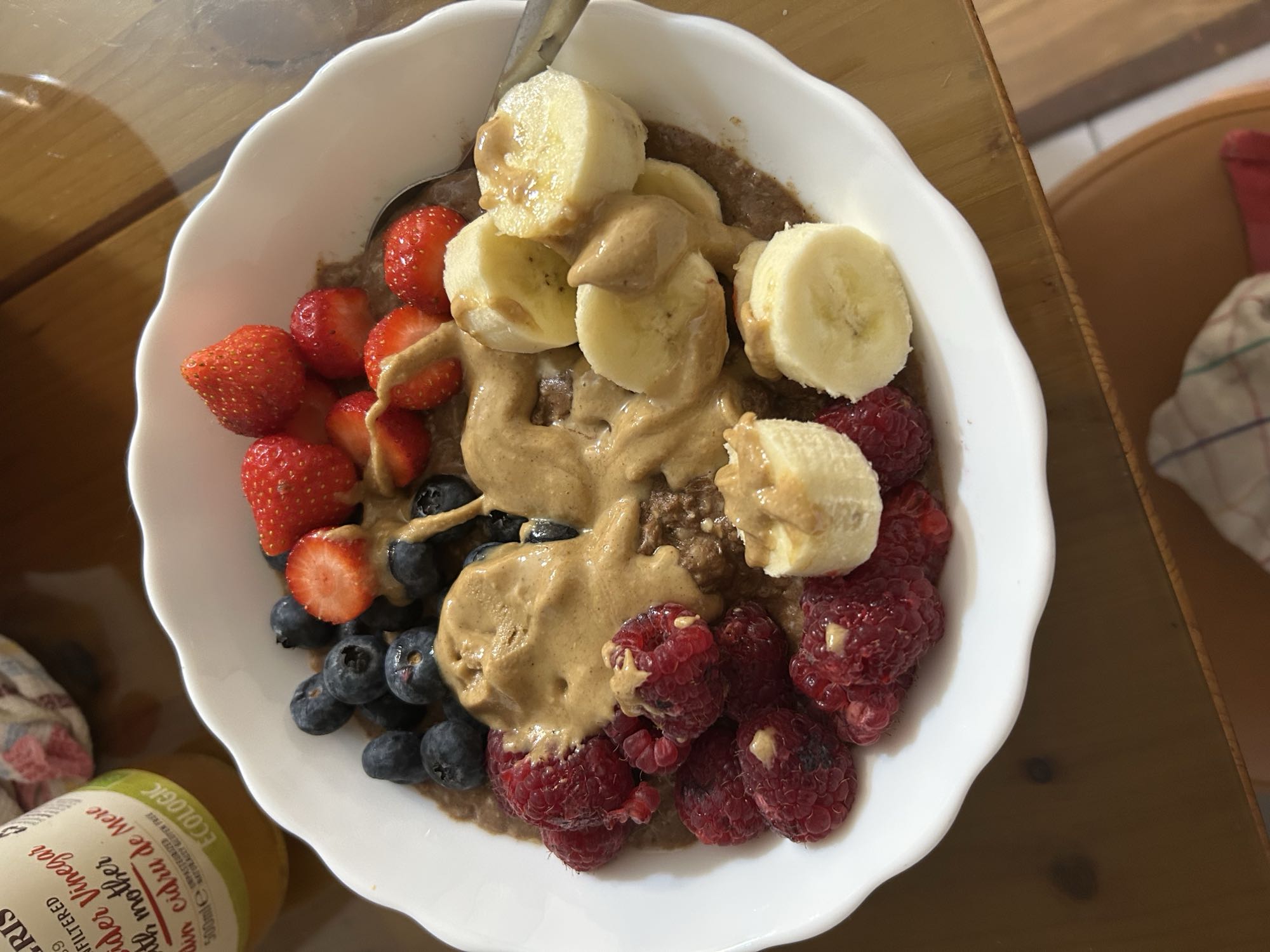 Terci de ovăz cu ouă, fructe de pădure și unt de arahide