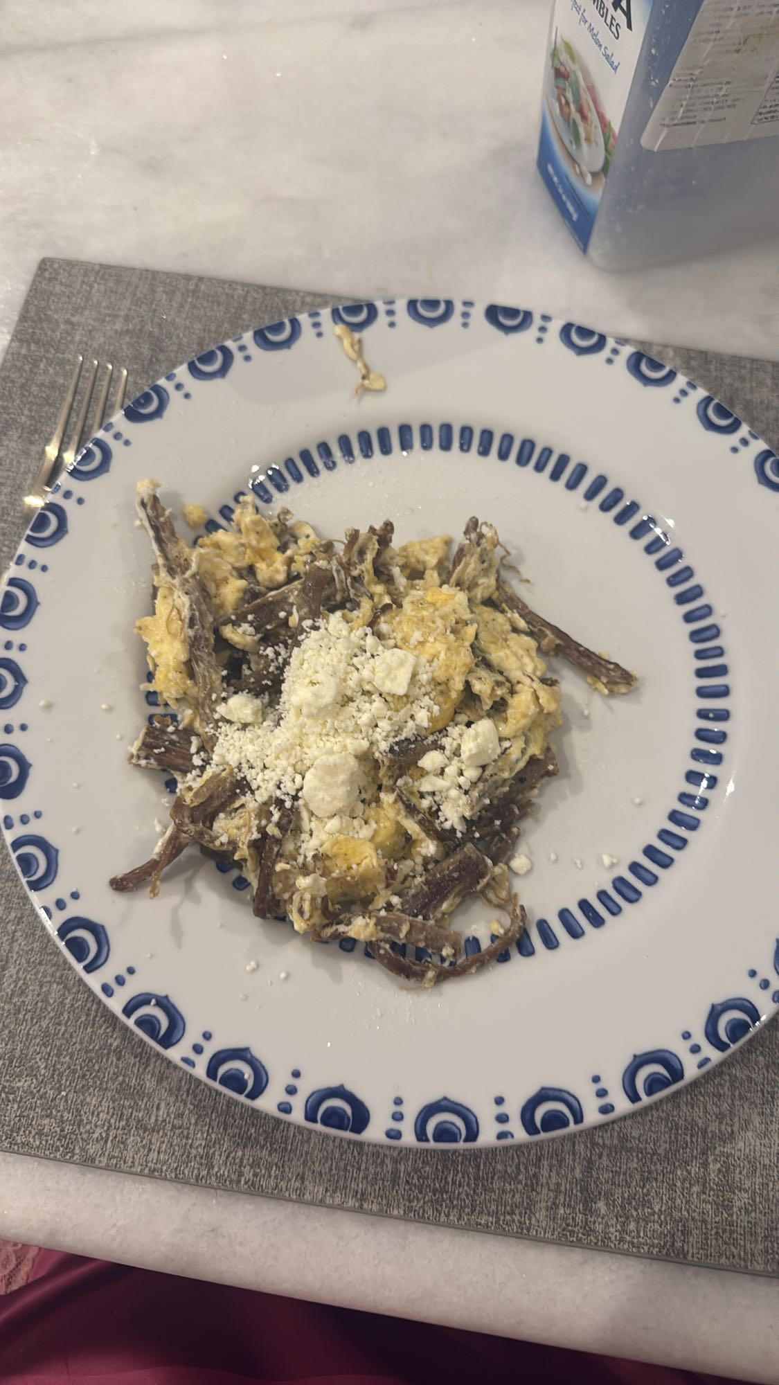 Huevos con carne y queso