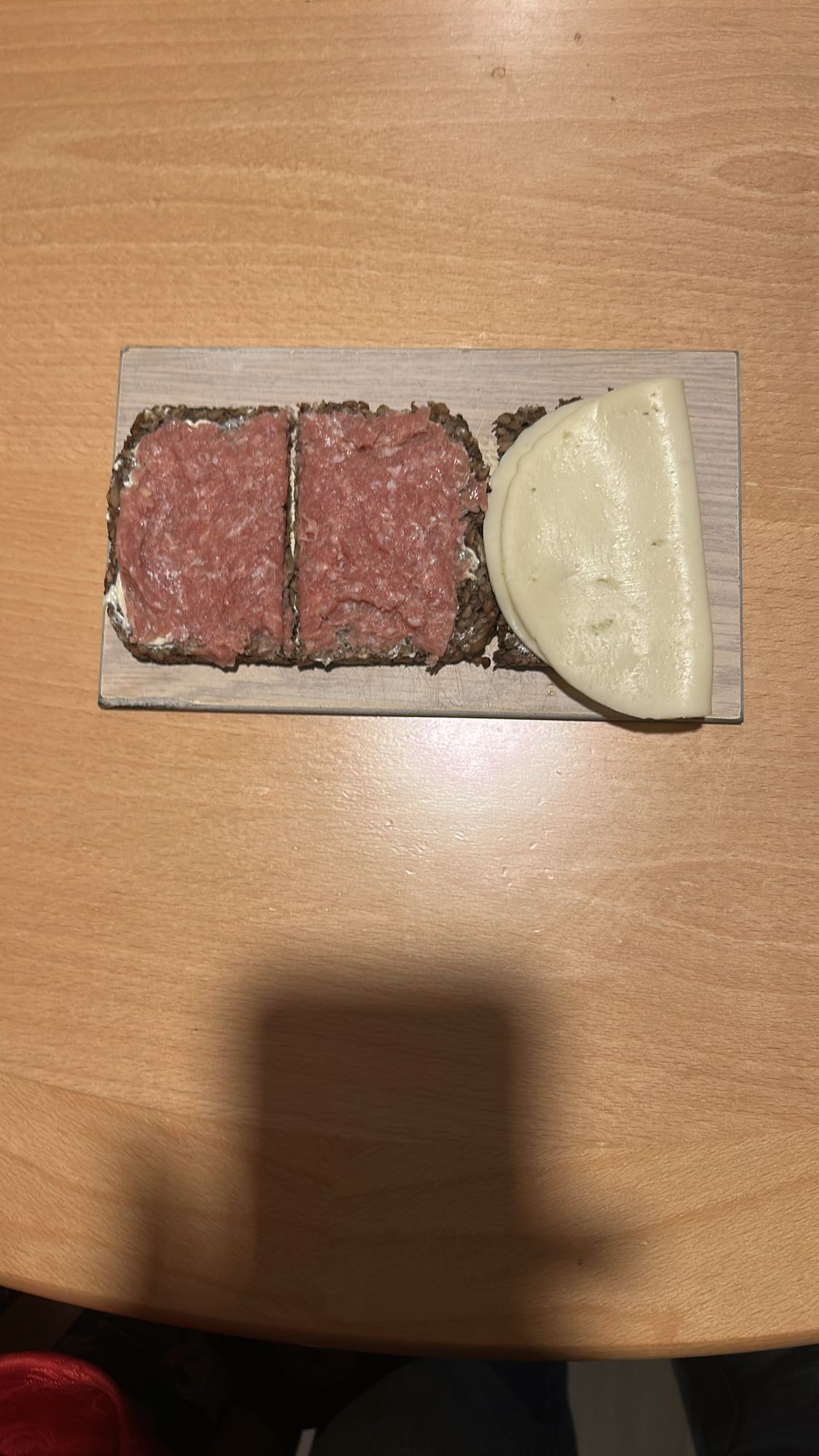 Roggenbrot mit Mett & Käse