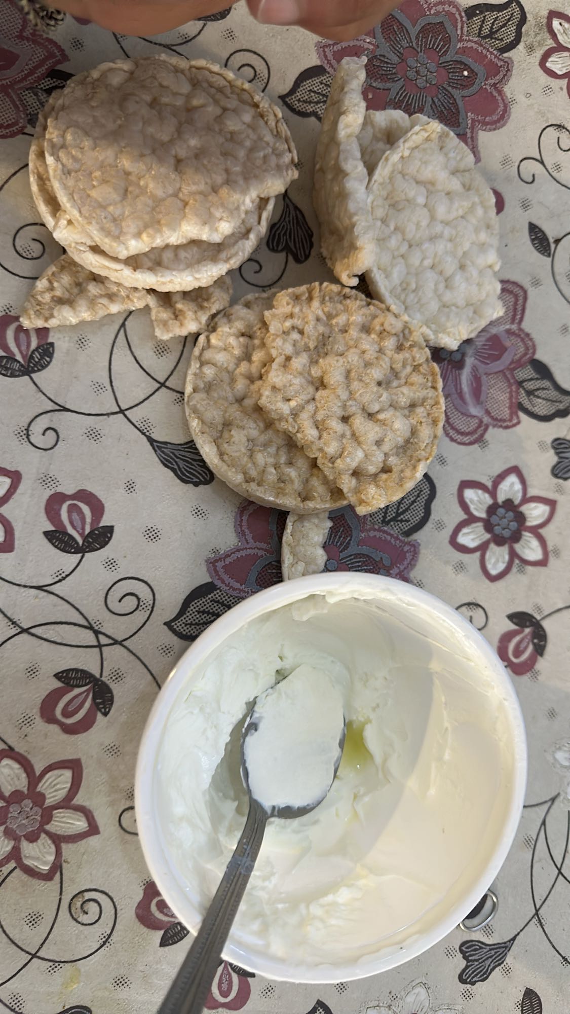 Rice cakes with yogurt