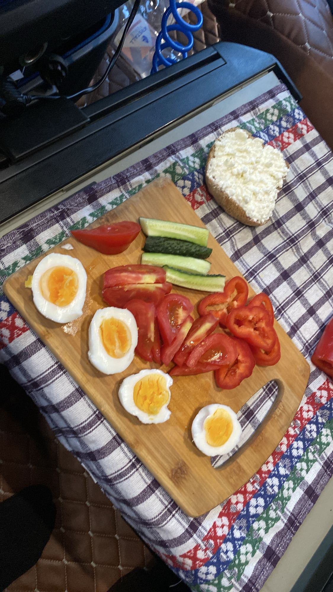 Mic dejun cu legume și ouă