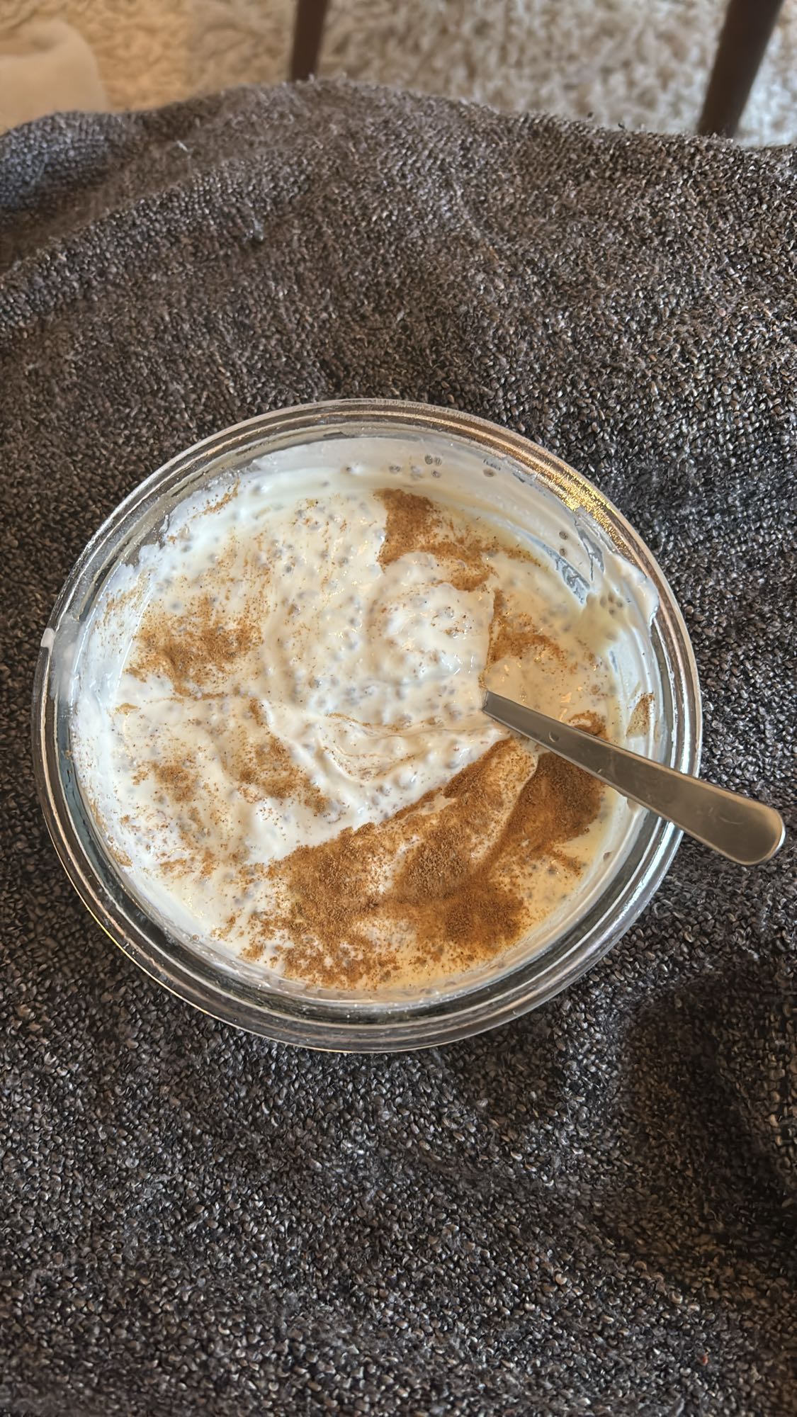 Yoghurt med chia och kanel