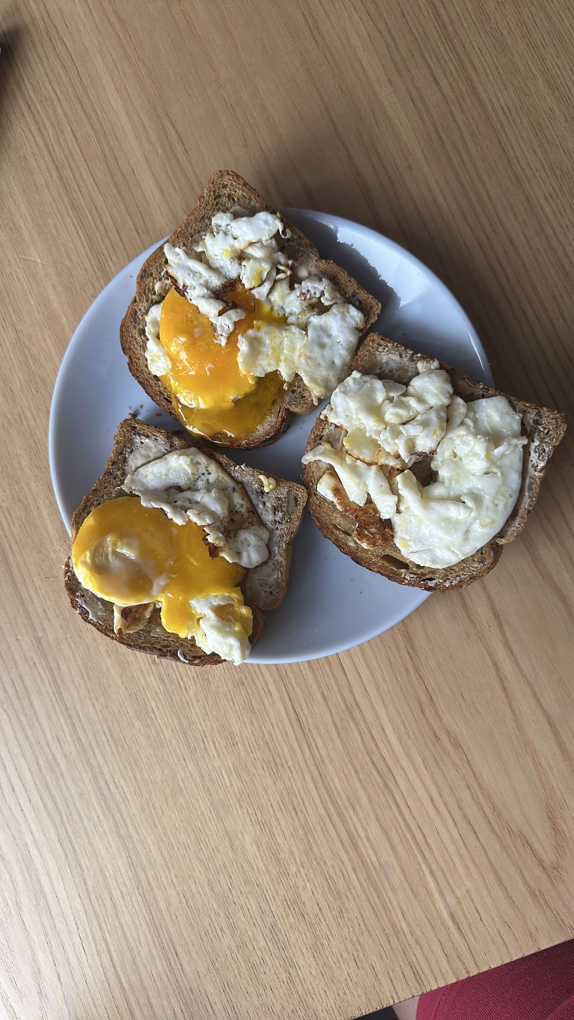 Chleb Ig z jajkiem sadzonym