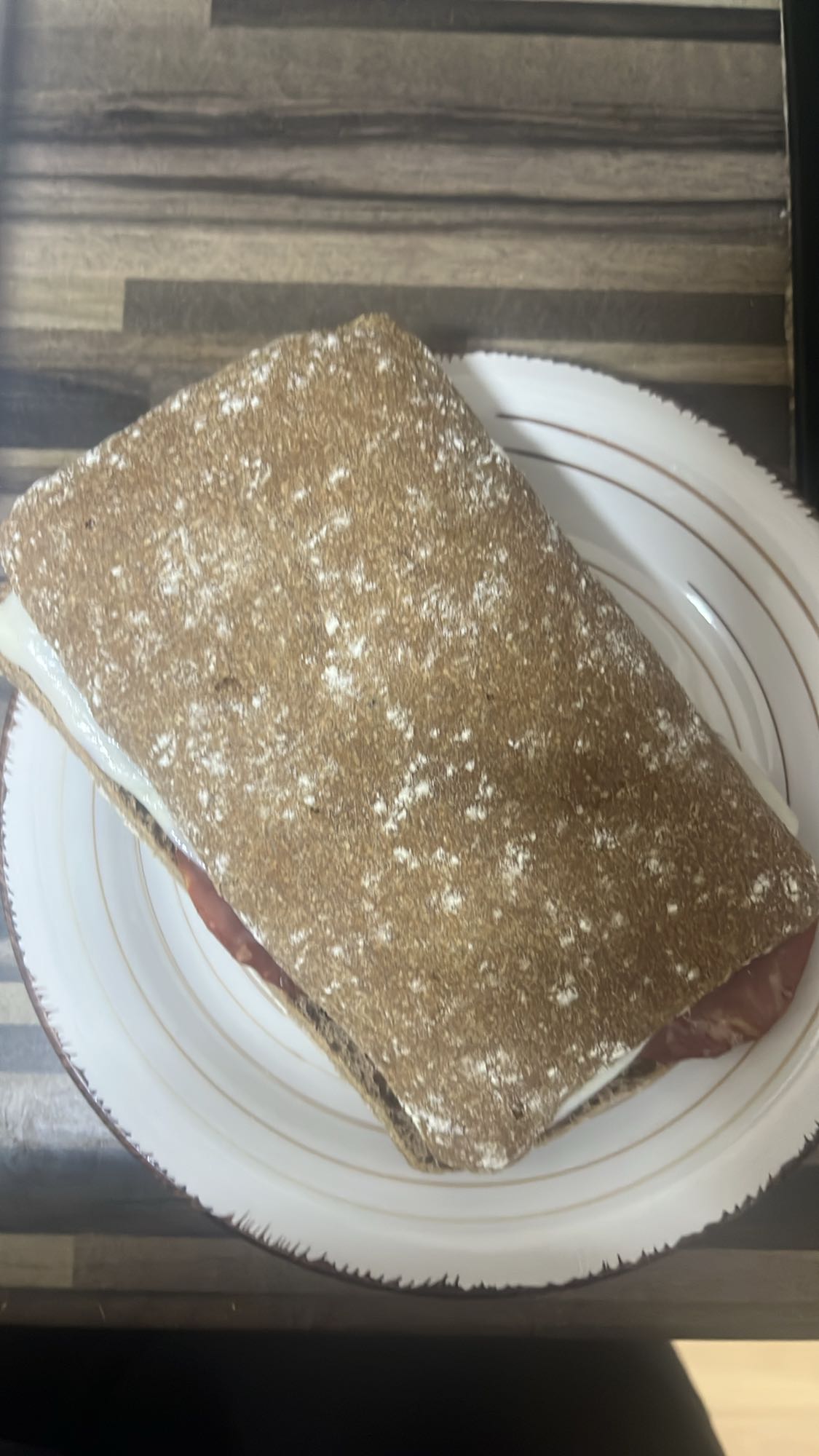 Sándwich pan integral y jamón