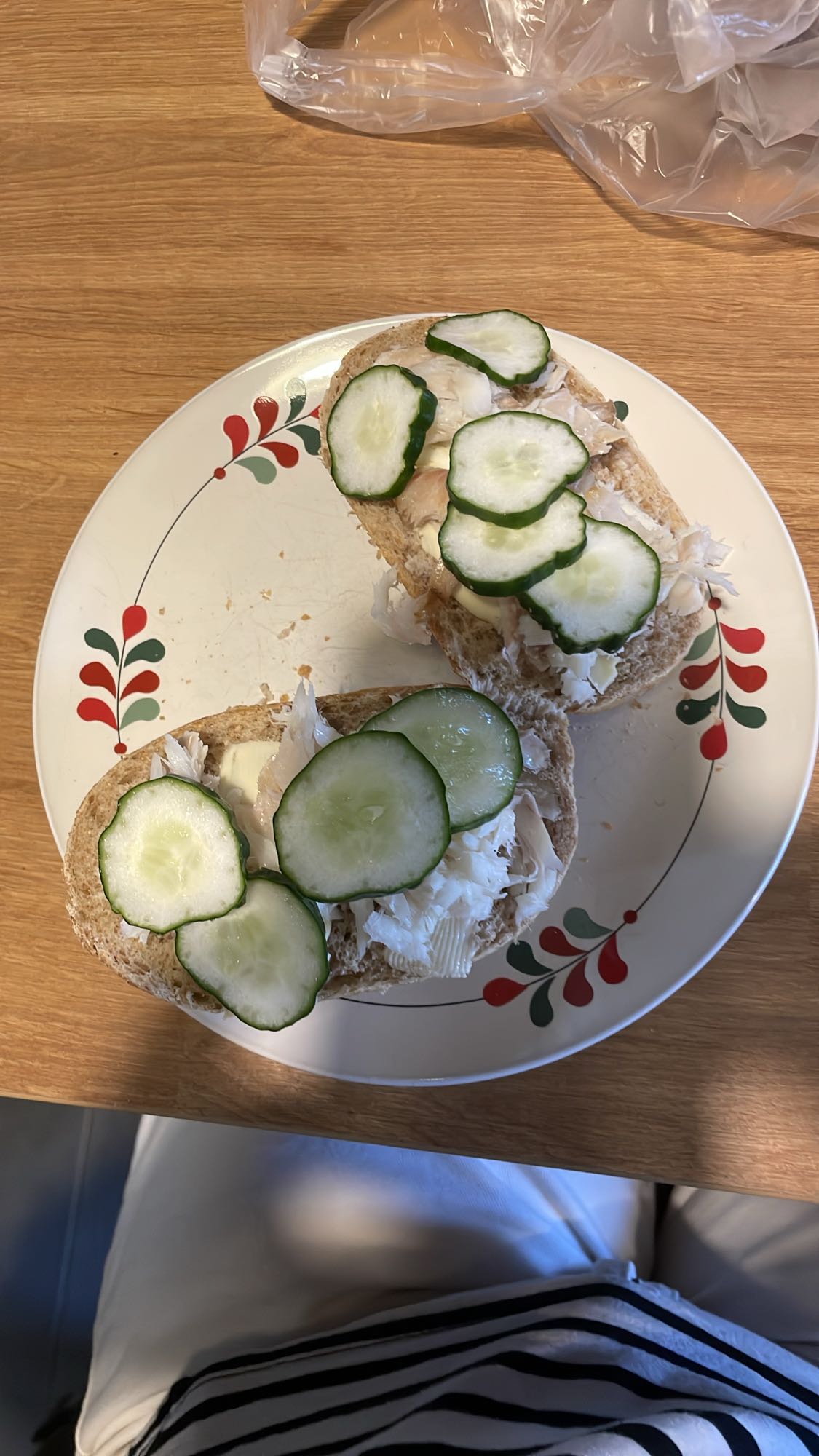 Kanapki z dorszem wędzonym i ogórkiem