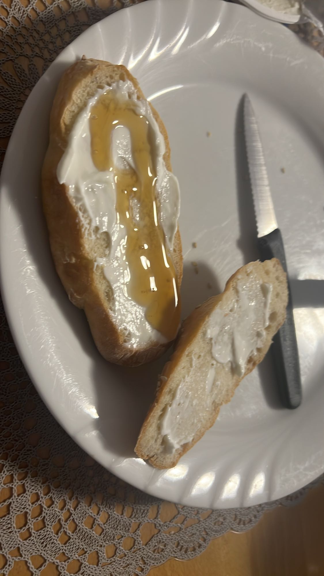 Brot mit Frischkäse und Honig