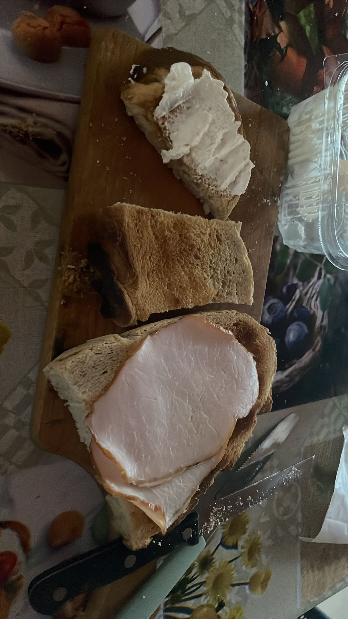 Pâine cu cremă și șuncă