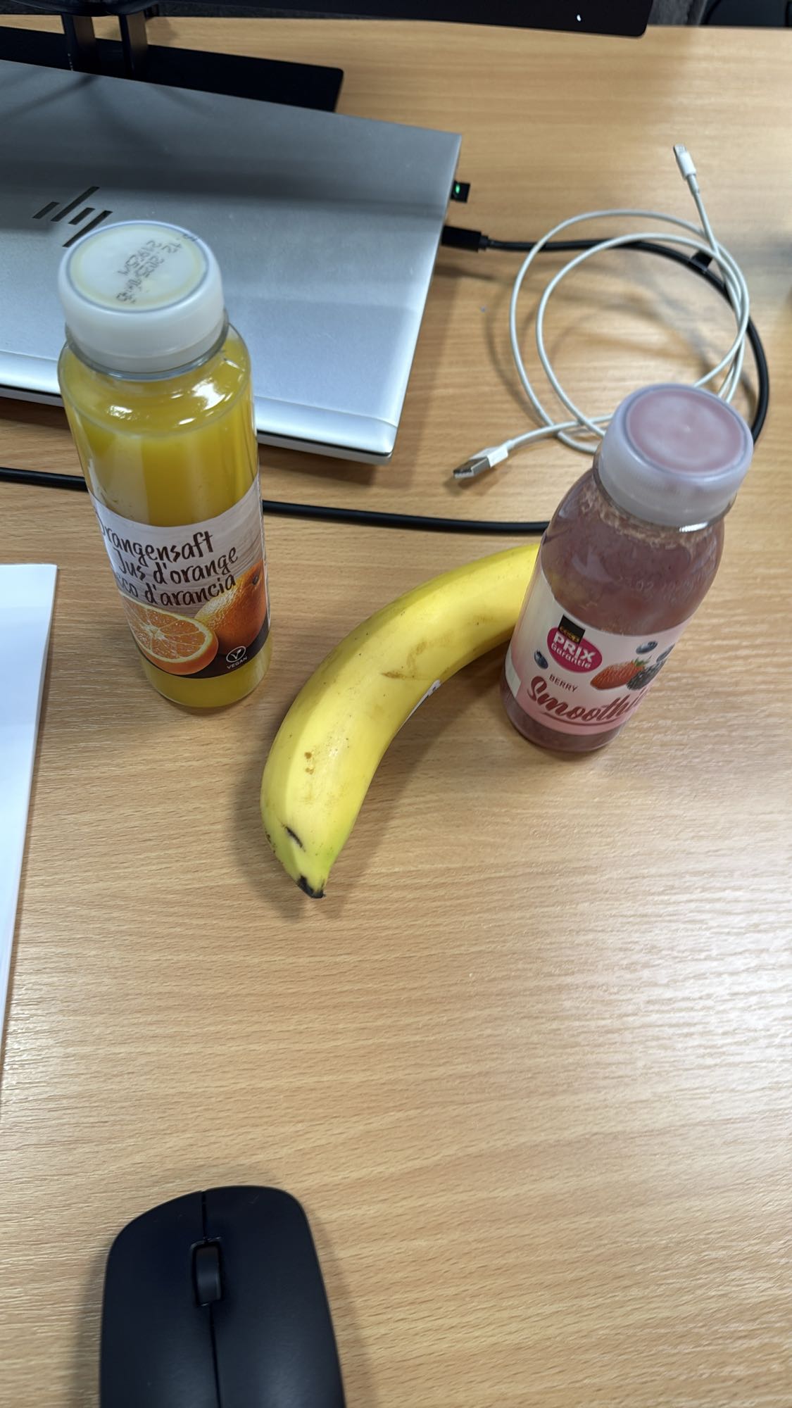 Frühstück mit Saft & Obst