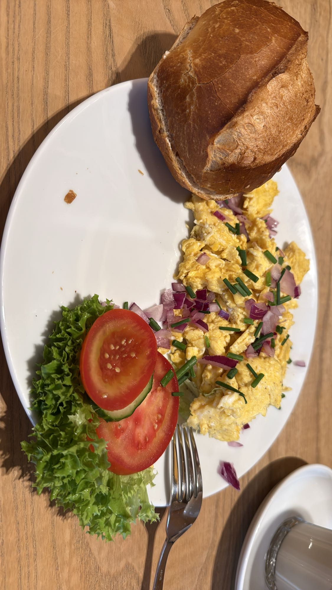 Jajecznica z bułką i warzywami