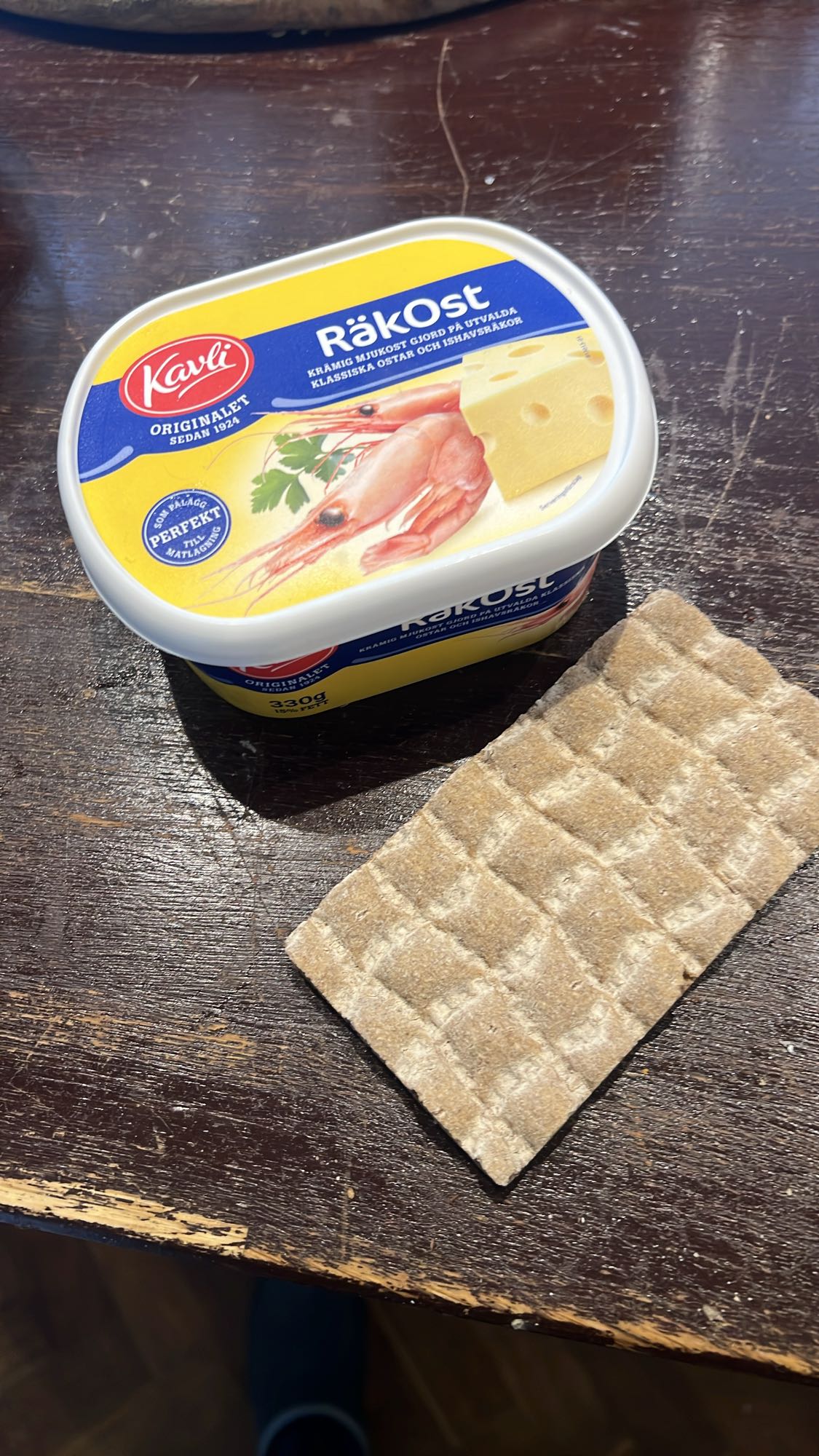 Räkost på knäckebröd