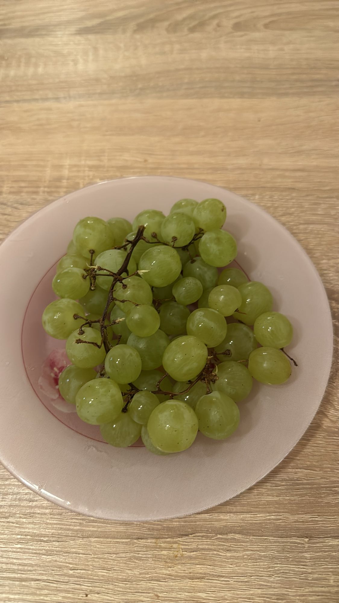 Zöld szőlő tálban