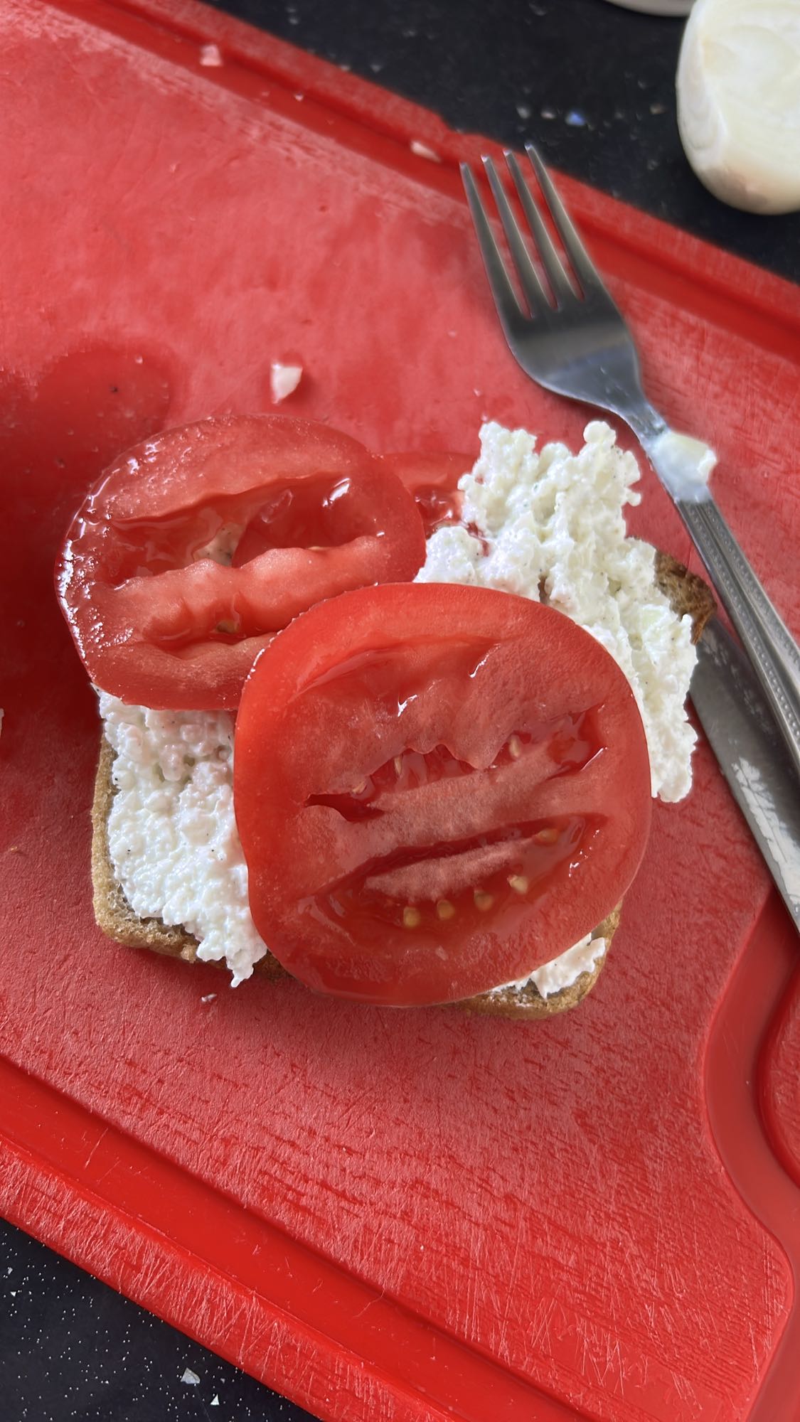 Kanapka z twarogiem i pomidorem