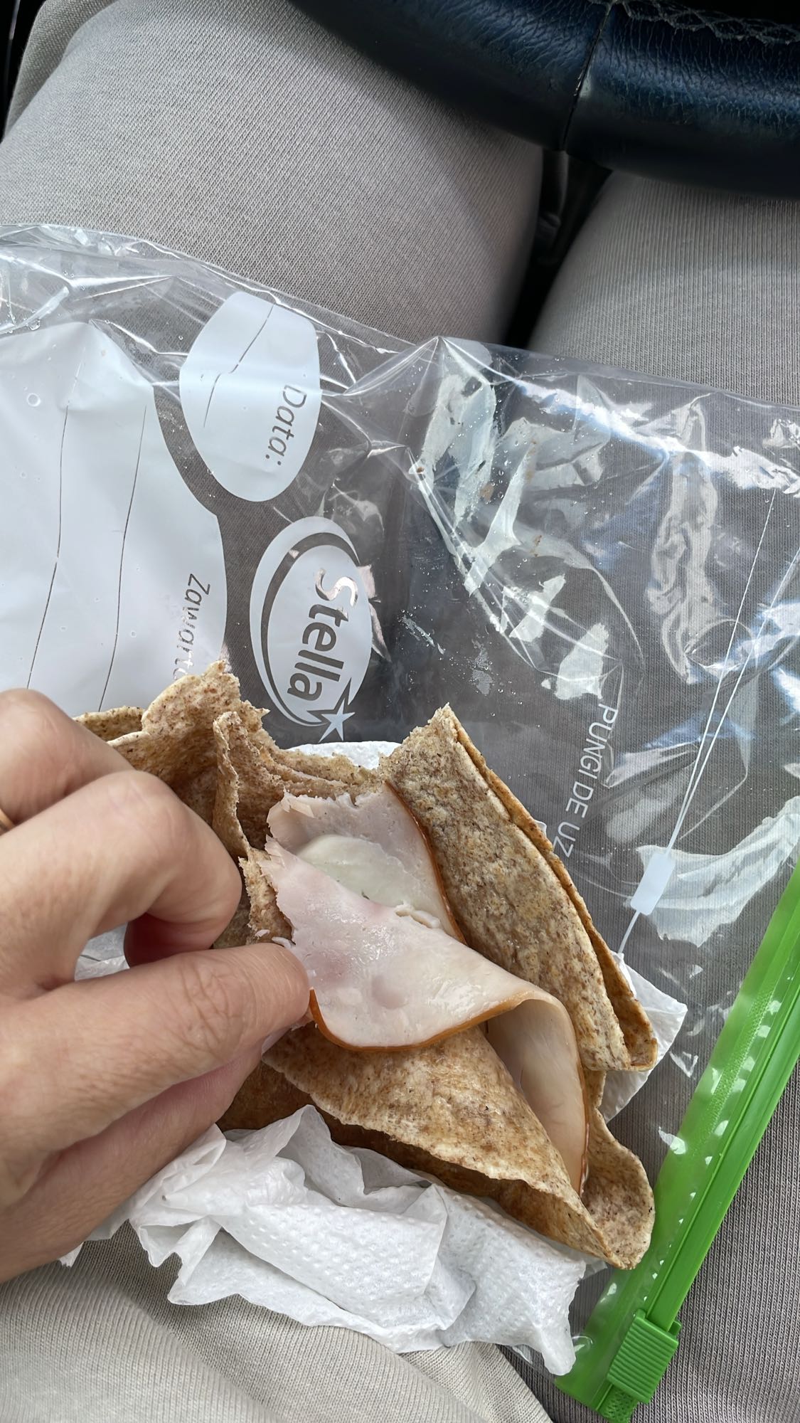 Sandviș cu lipie și curcan