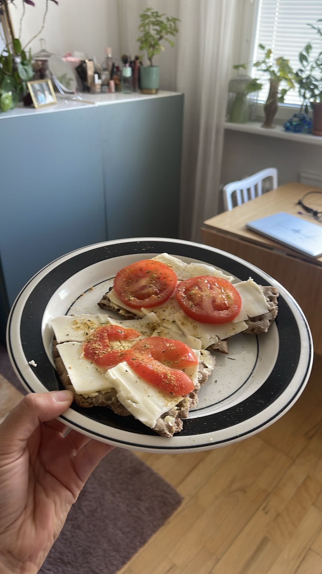 Knäckebröd med ost och tomat