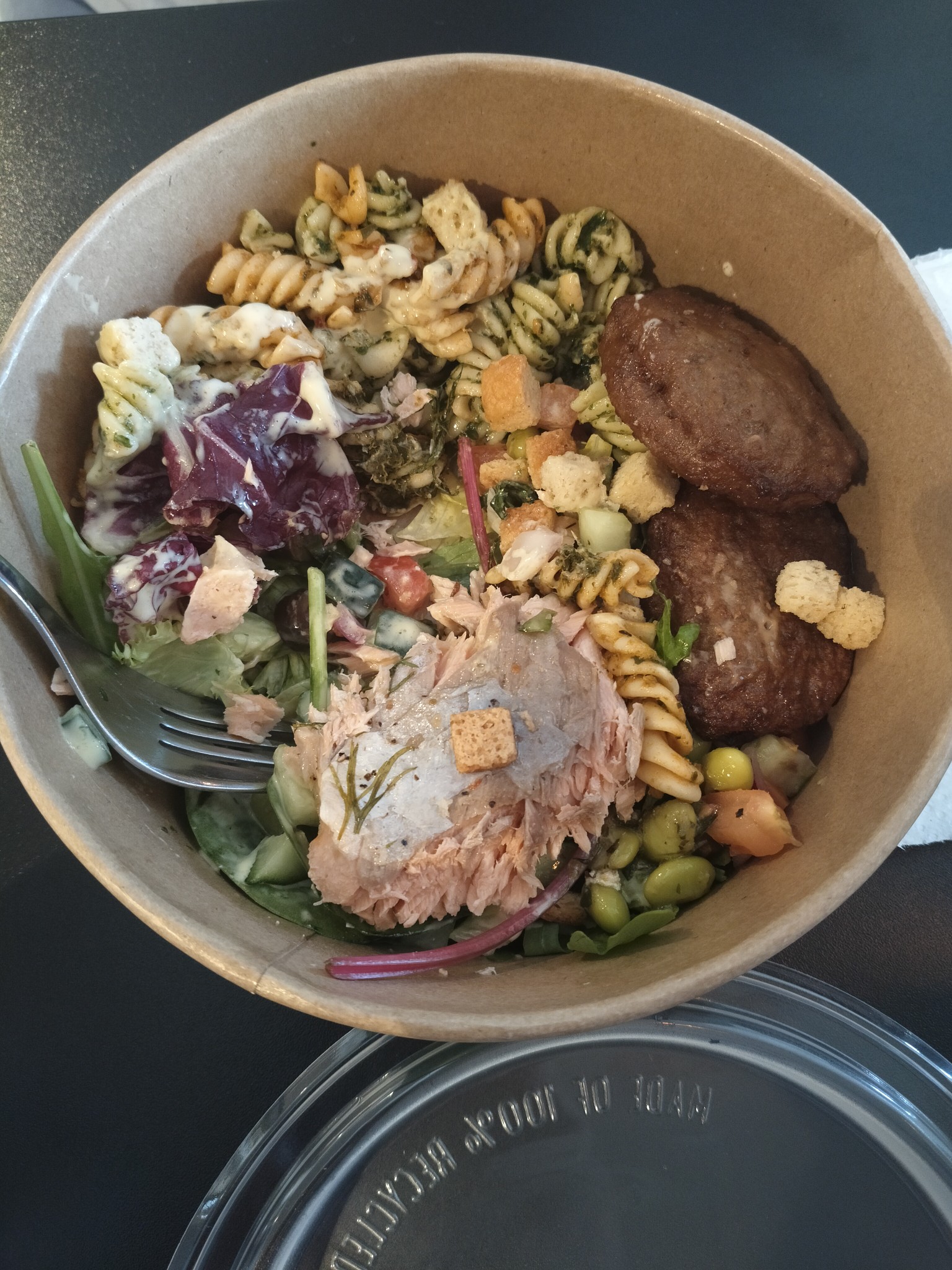 Pastasallad med lax och biff