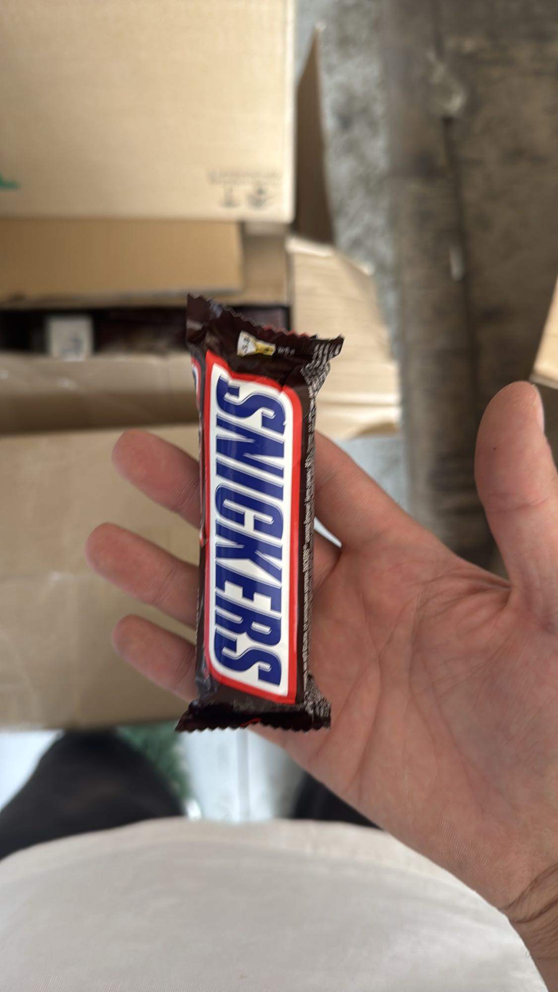 батончик сникерс