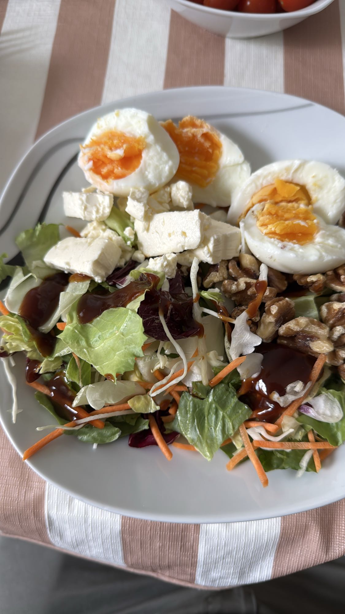 Yumurtalı cevizli salata