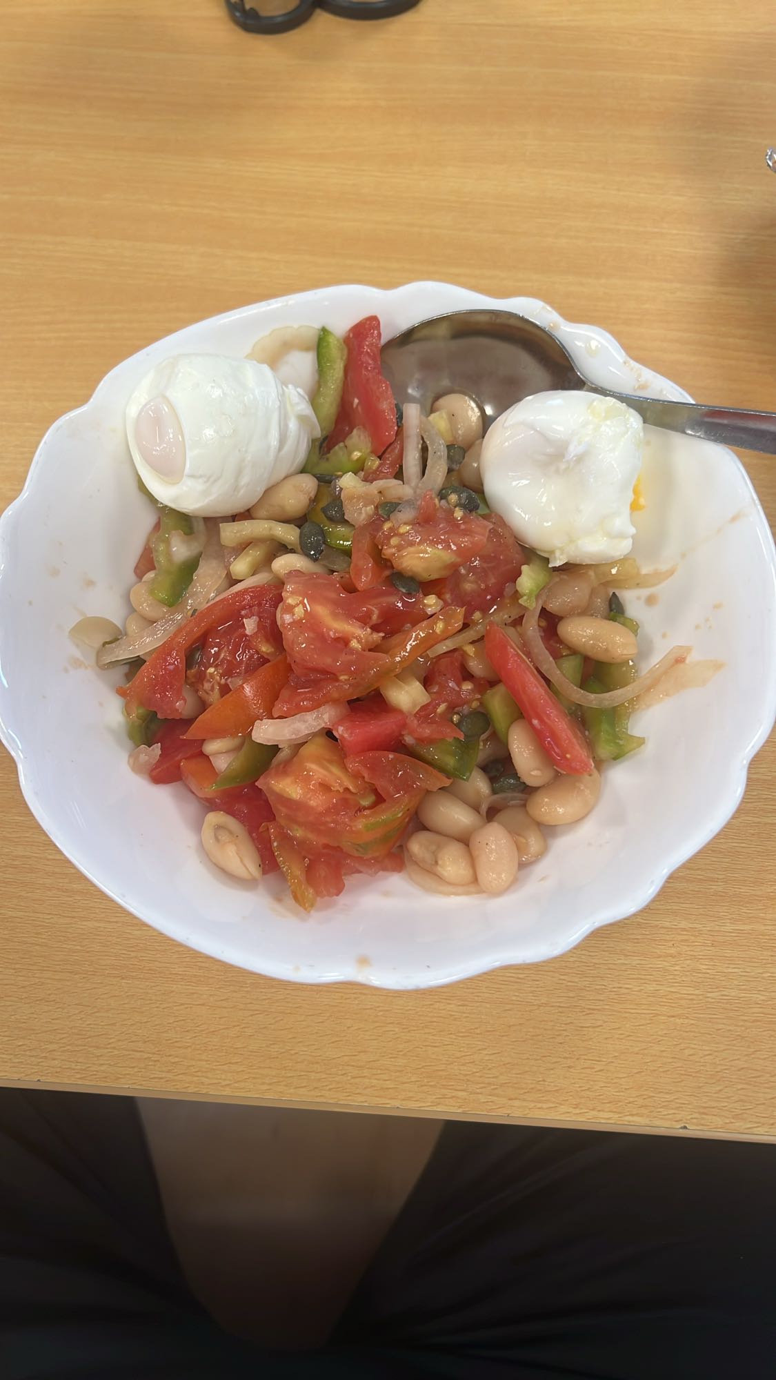 Salată cu fasole și ouă