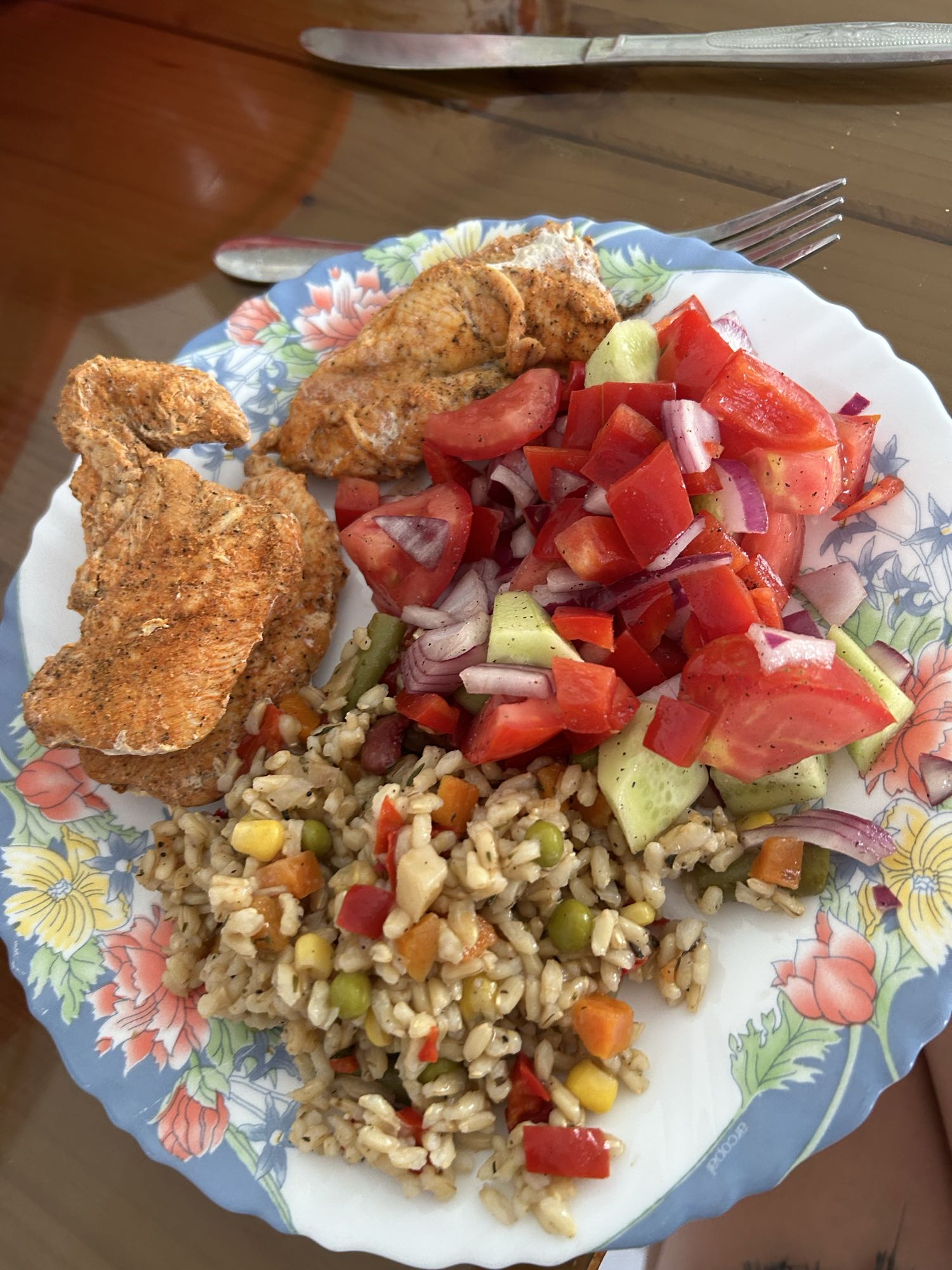 Pui la cuptor cu orez brun și salată proaspătă