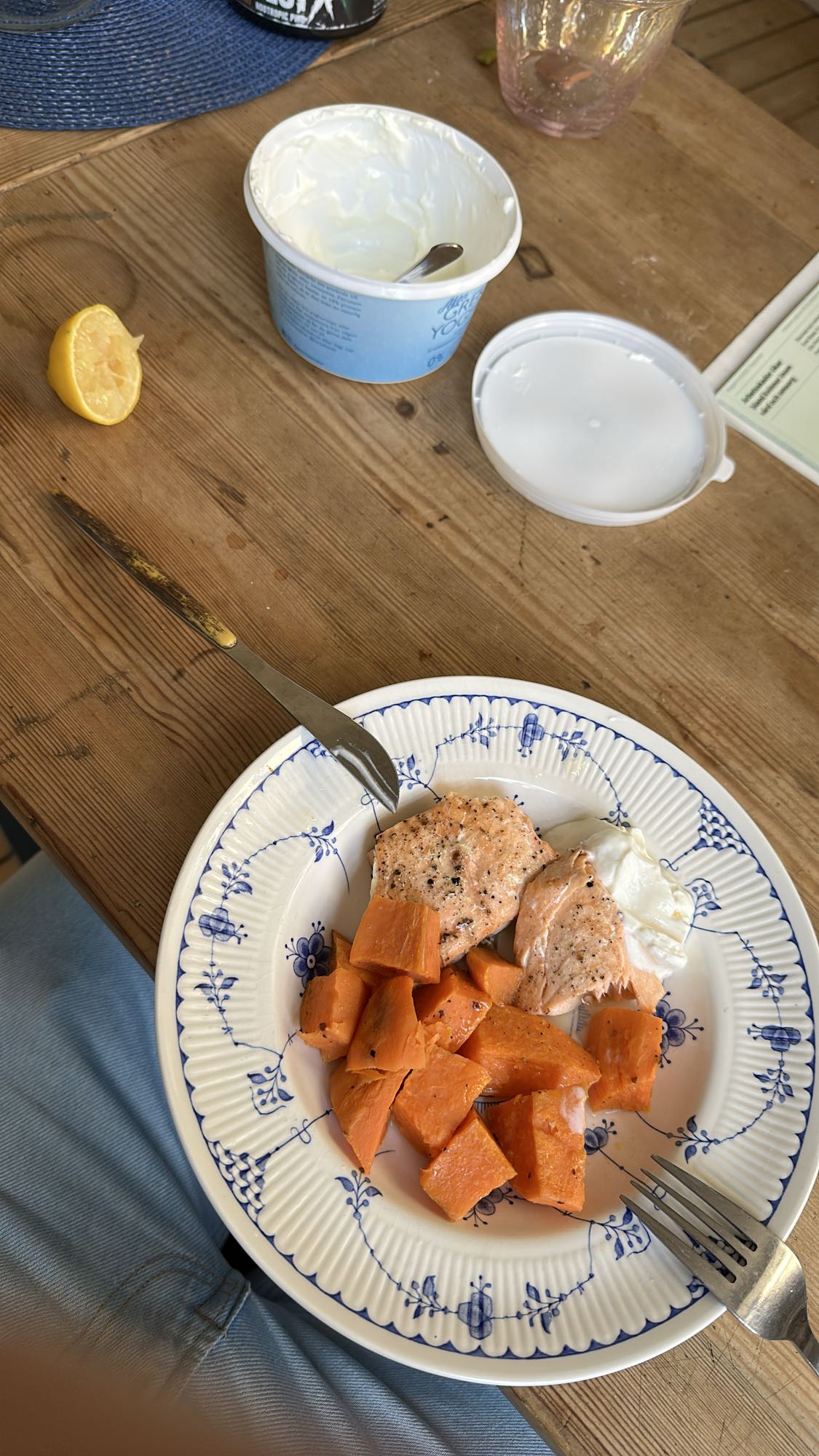 Lax med sötpotatis och yoghurt