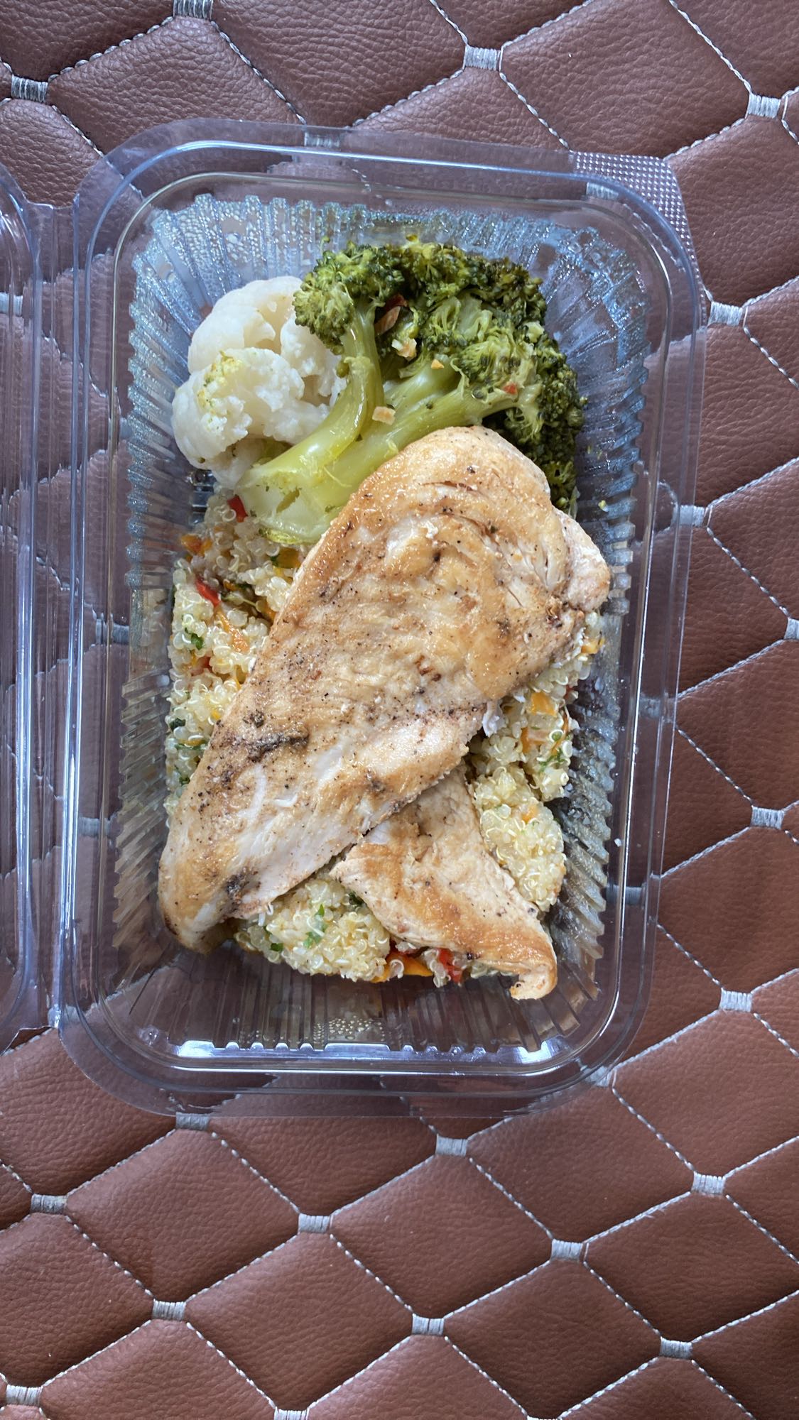 Piept de pui cu quinoa și legume