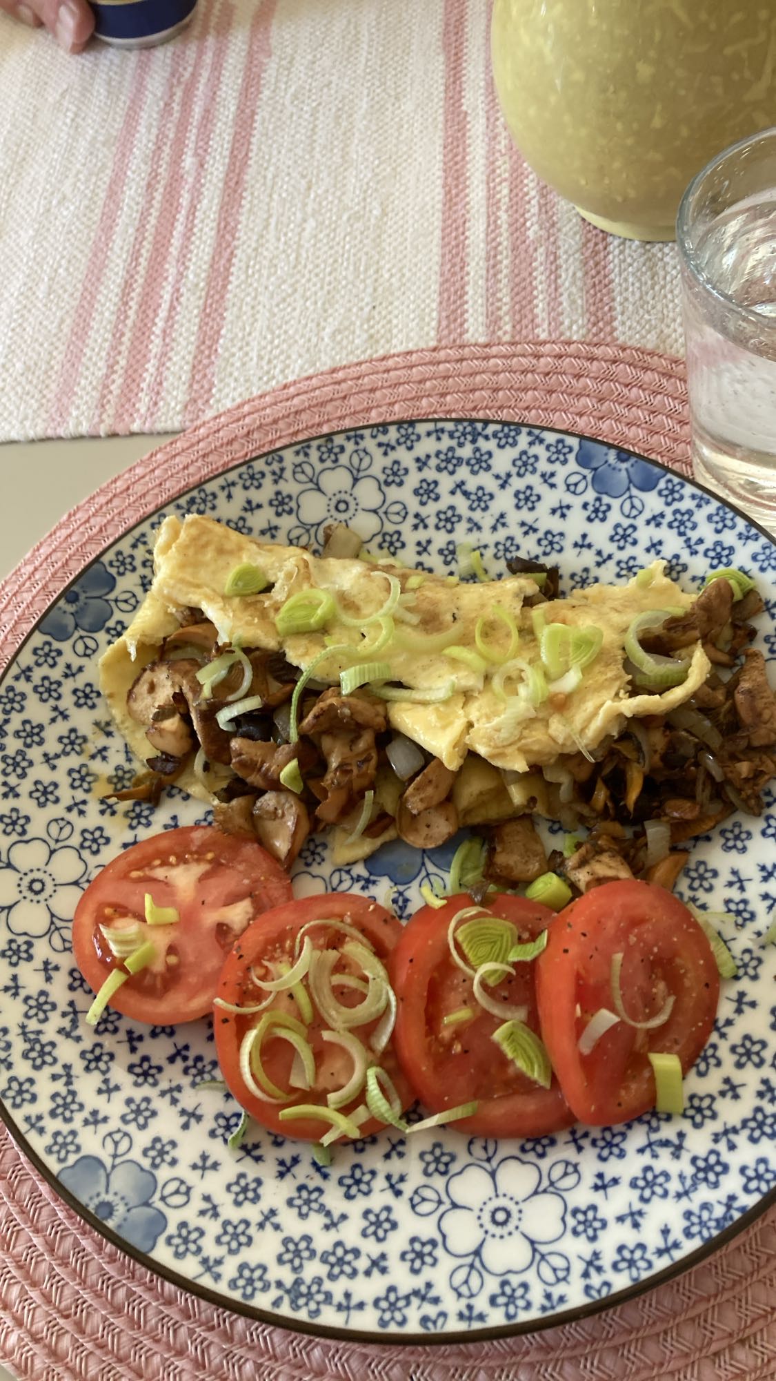 Omelett med svamp och tomat