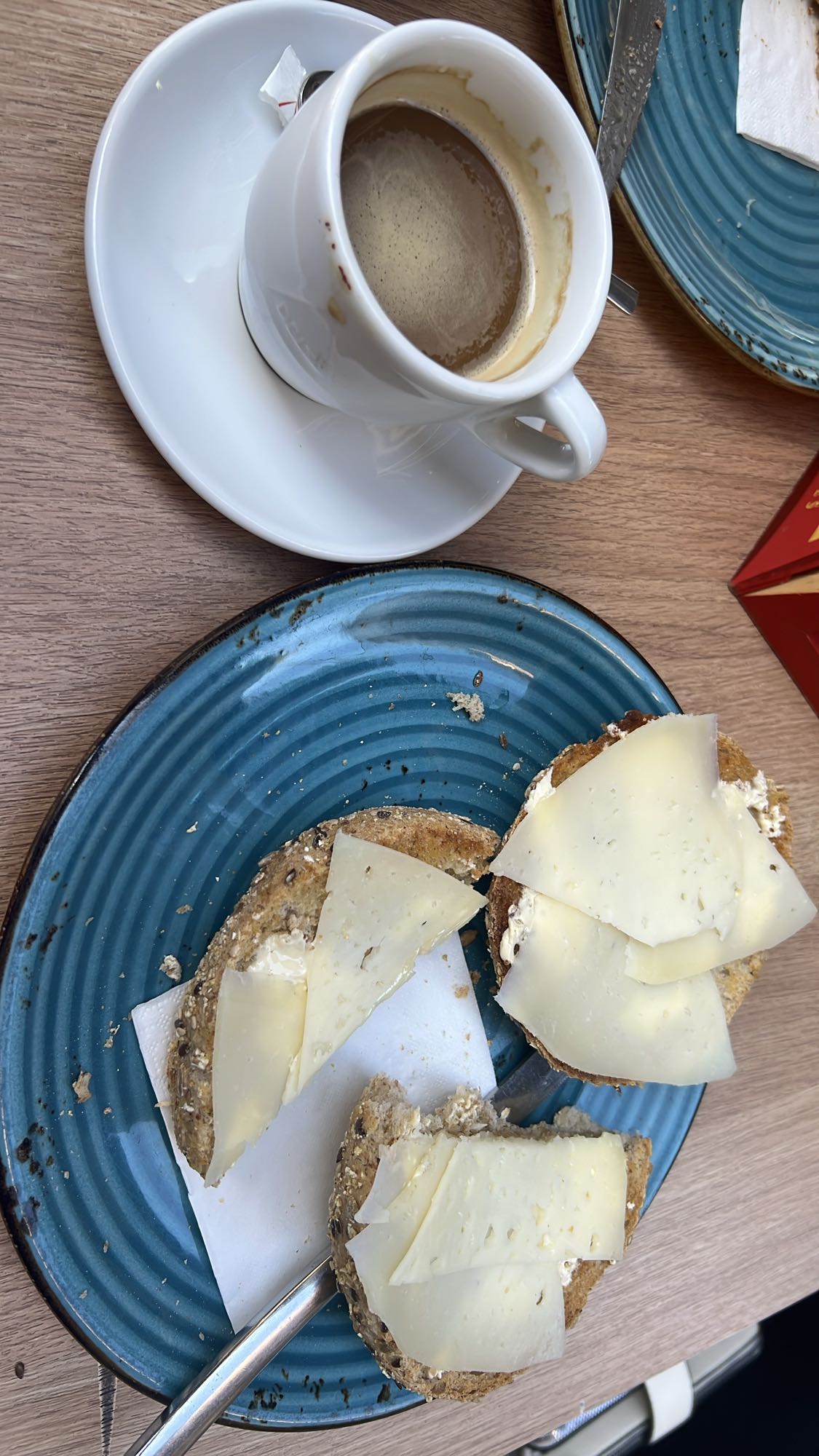 Café y pan con queso