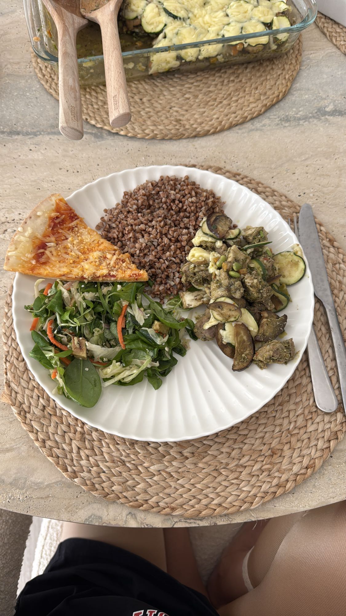 гречка с овощами и пиццей