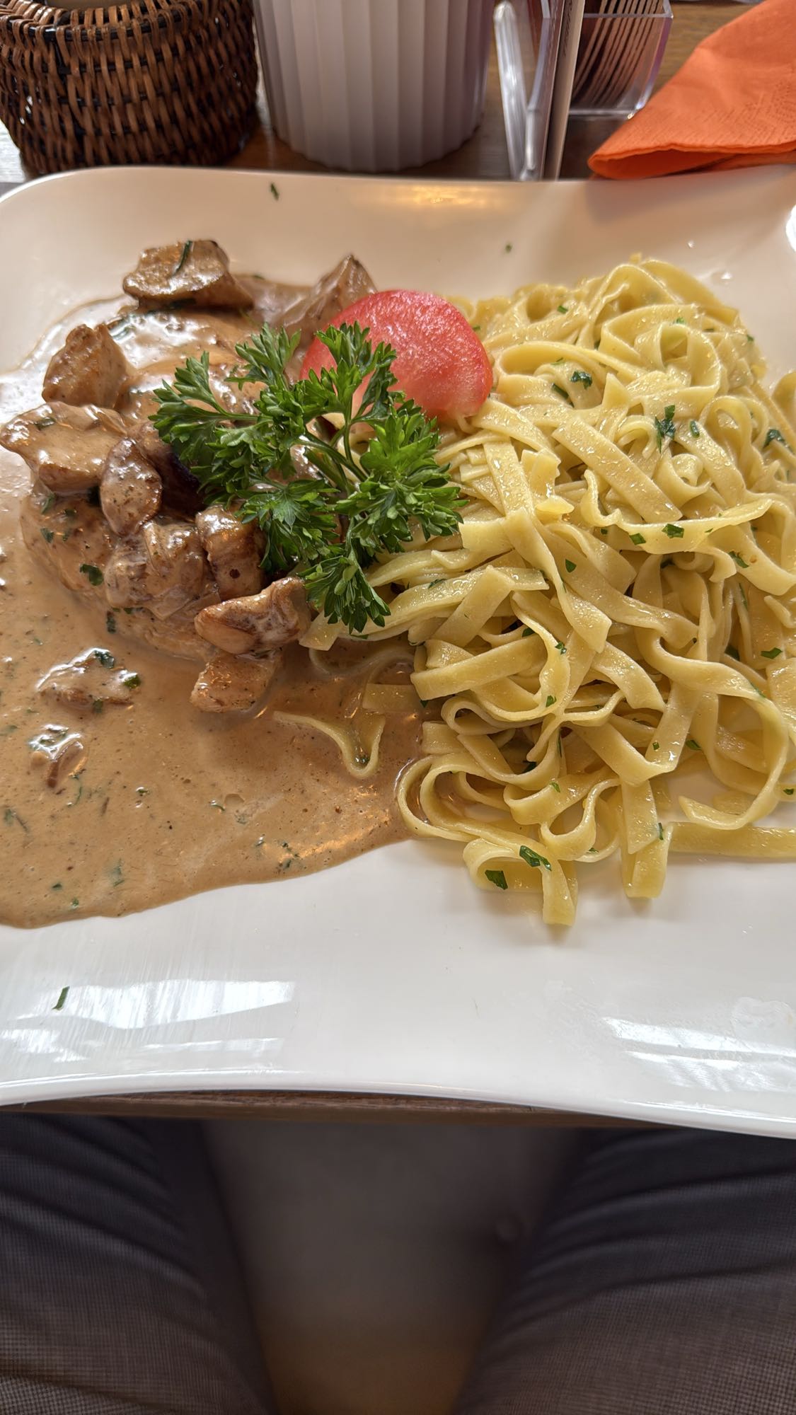 Tagliatelle mit Poulet an einer Steinpilz-Rahmsauce