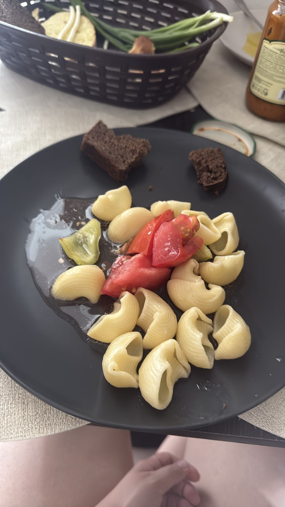 макароны с помидорами и хлебом