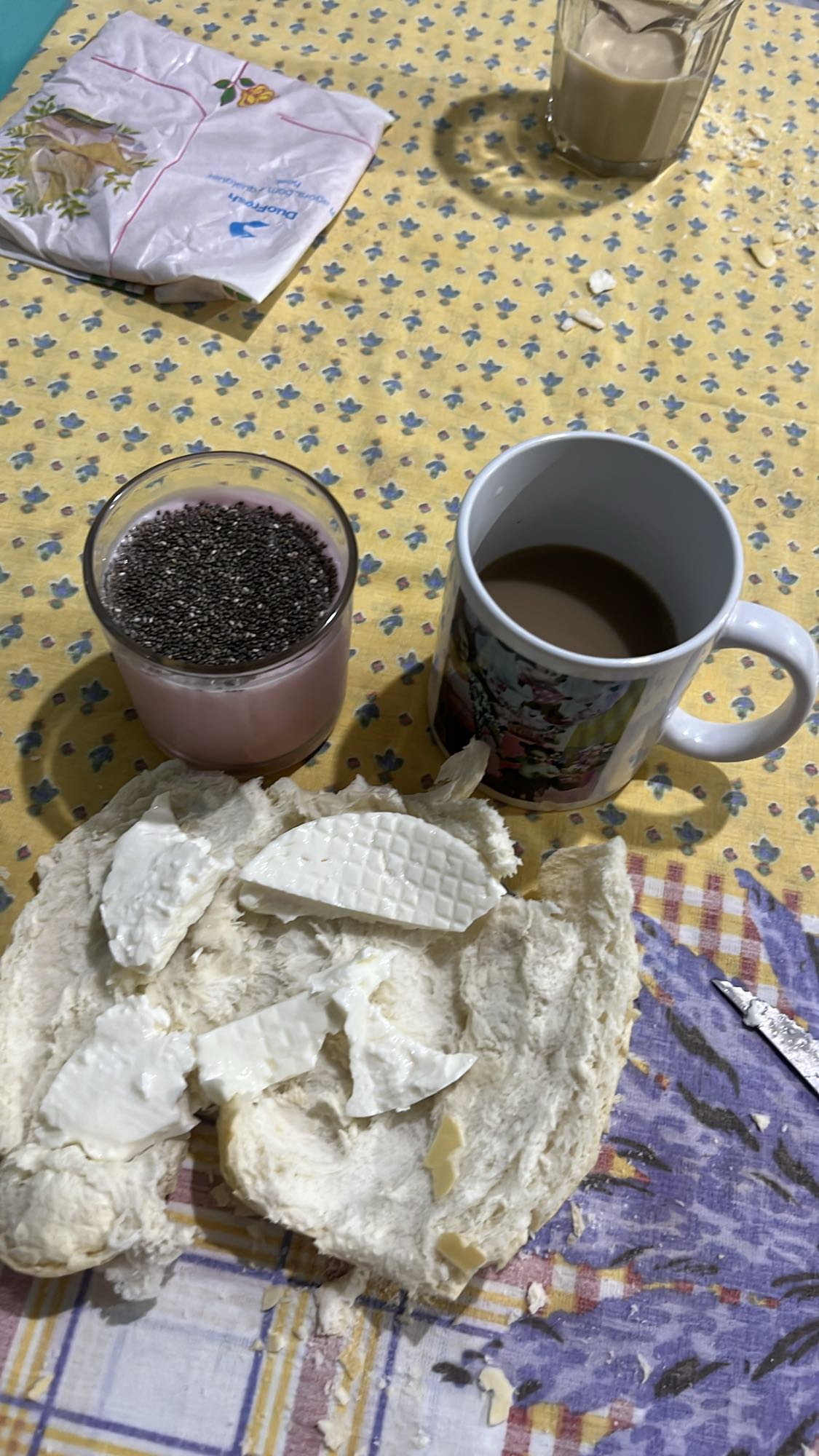 Café da manhã com pão e chia