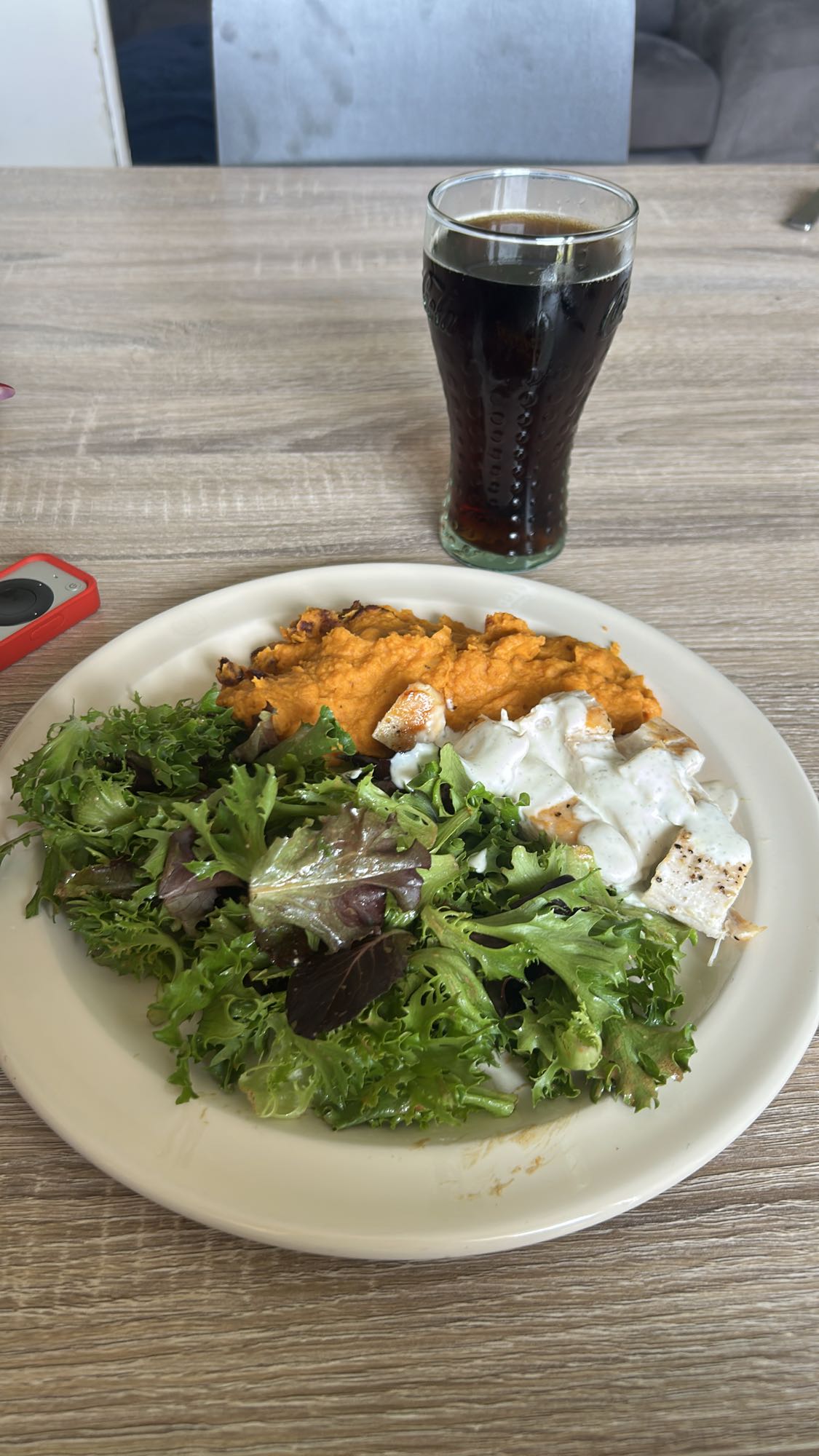 Poulet, purée, salade, soda