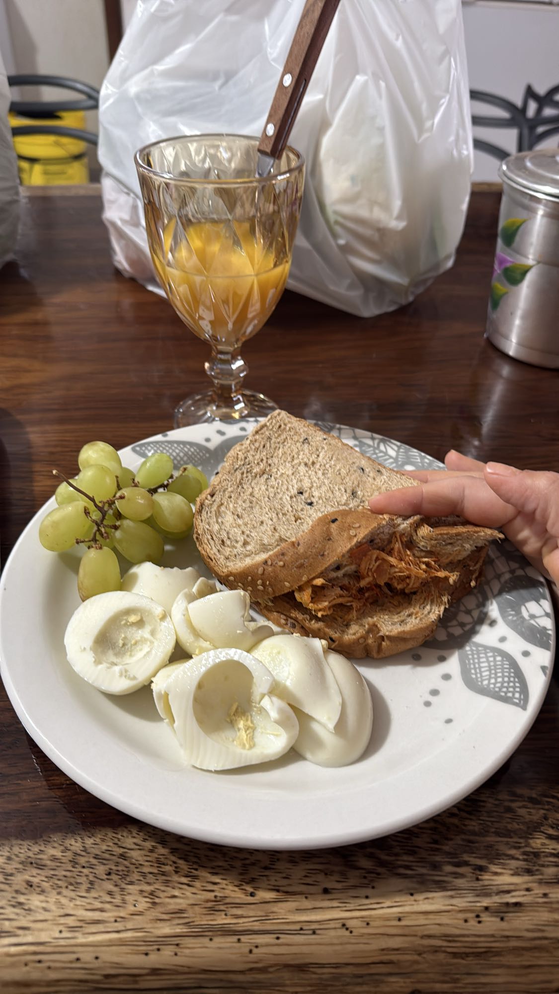 Sanduíche com ovos e suco