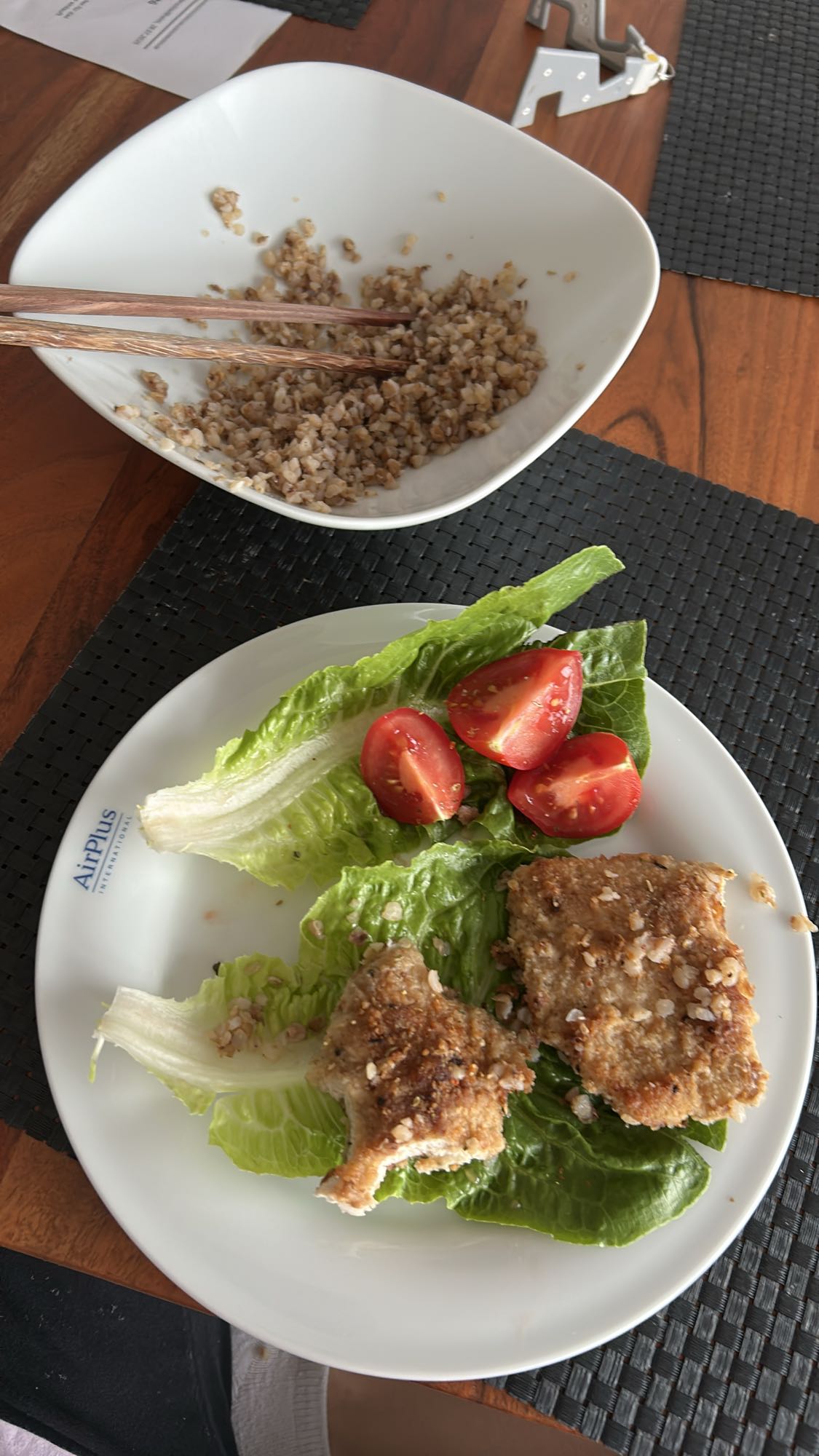 гречка с курицей и салатом