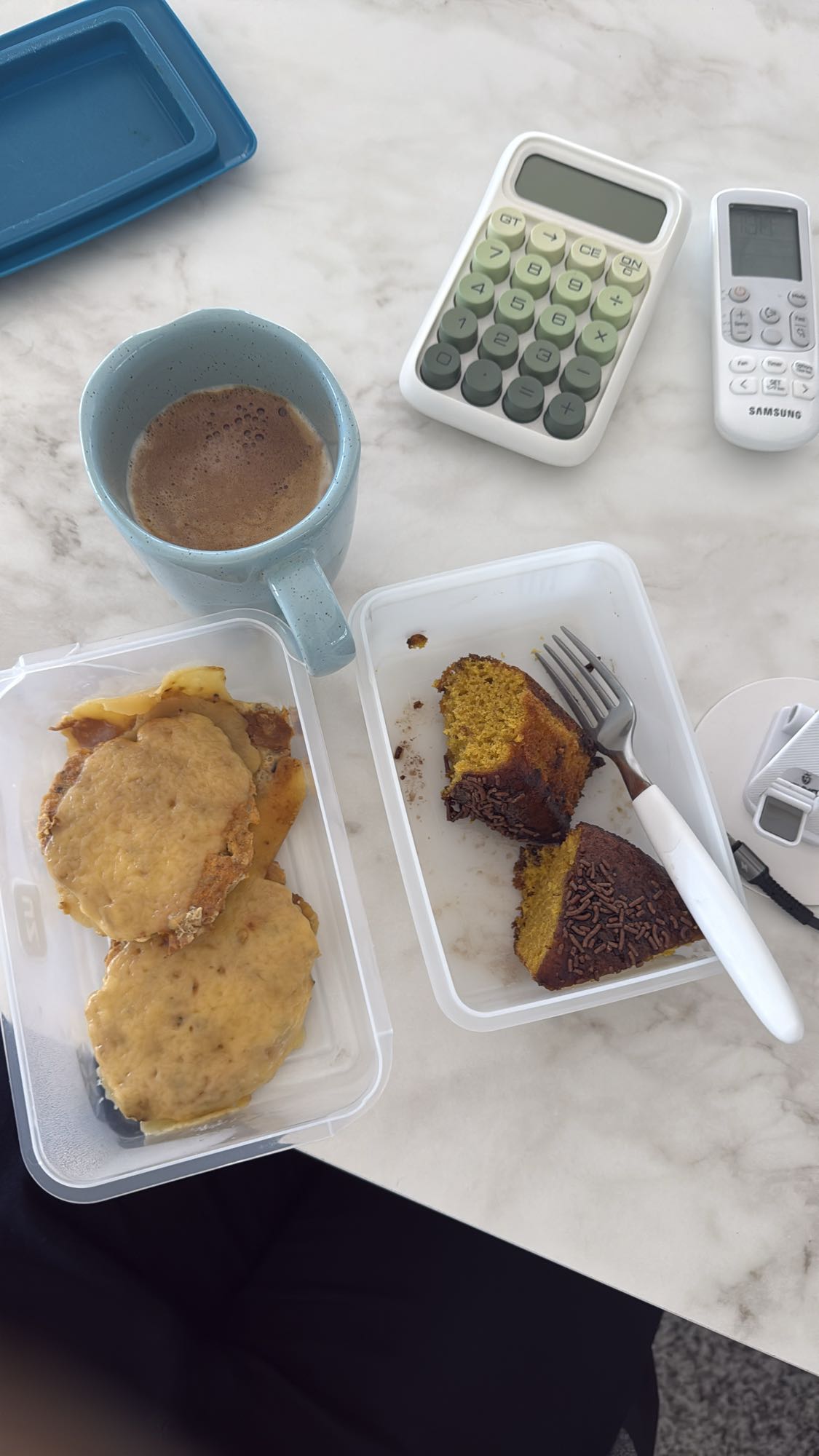 Café com bolo e biscoito