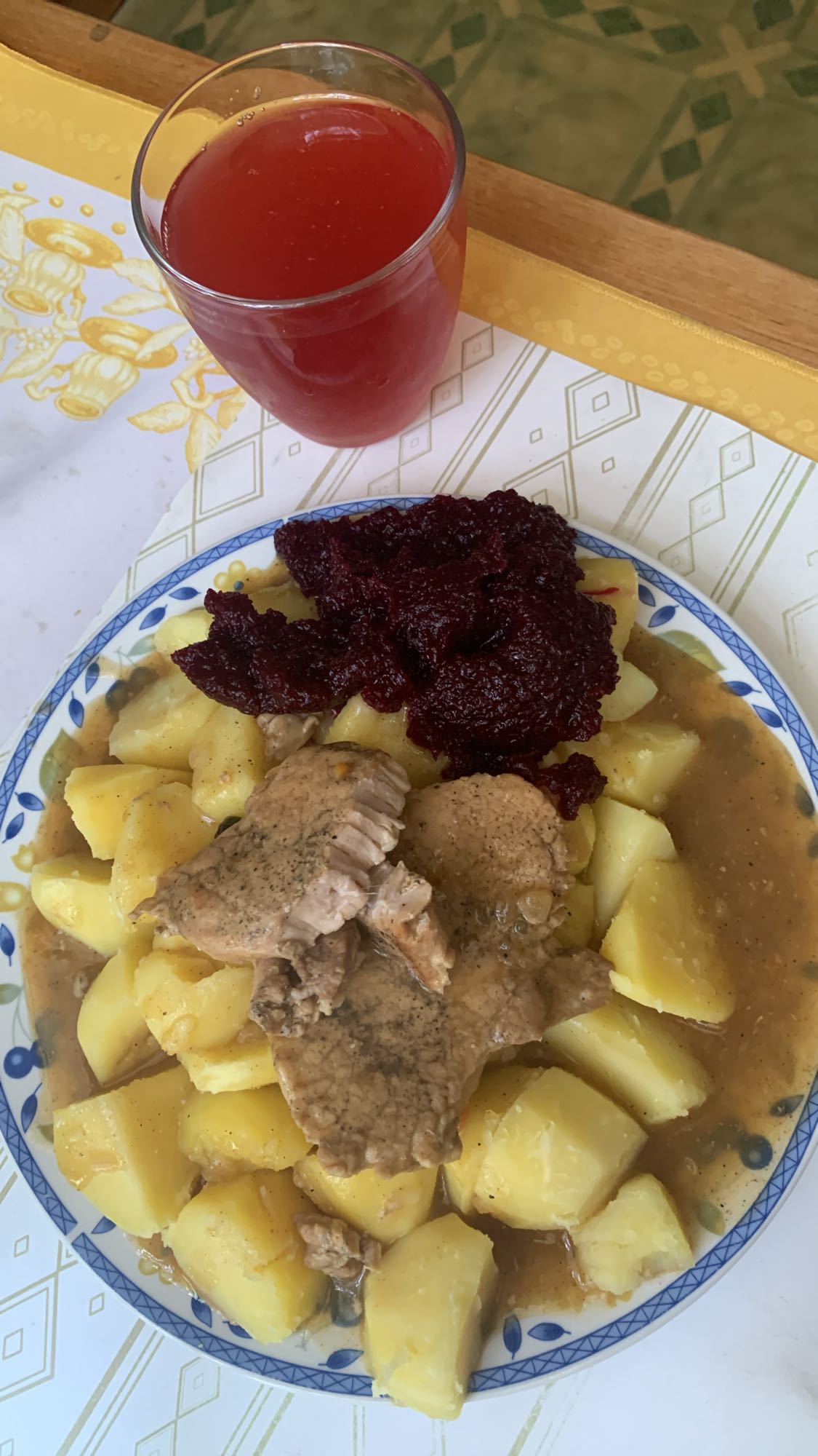 Schab z ziemniakami i buraczkami