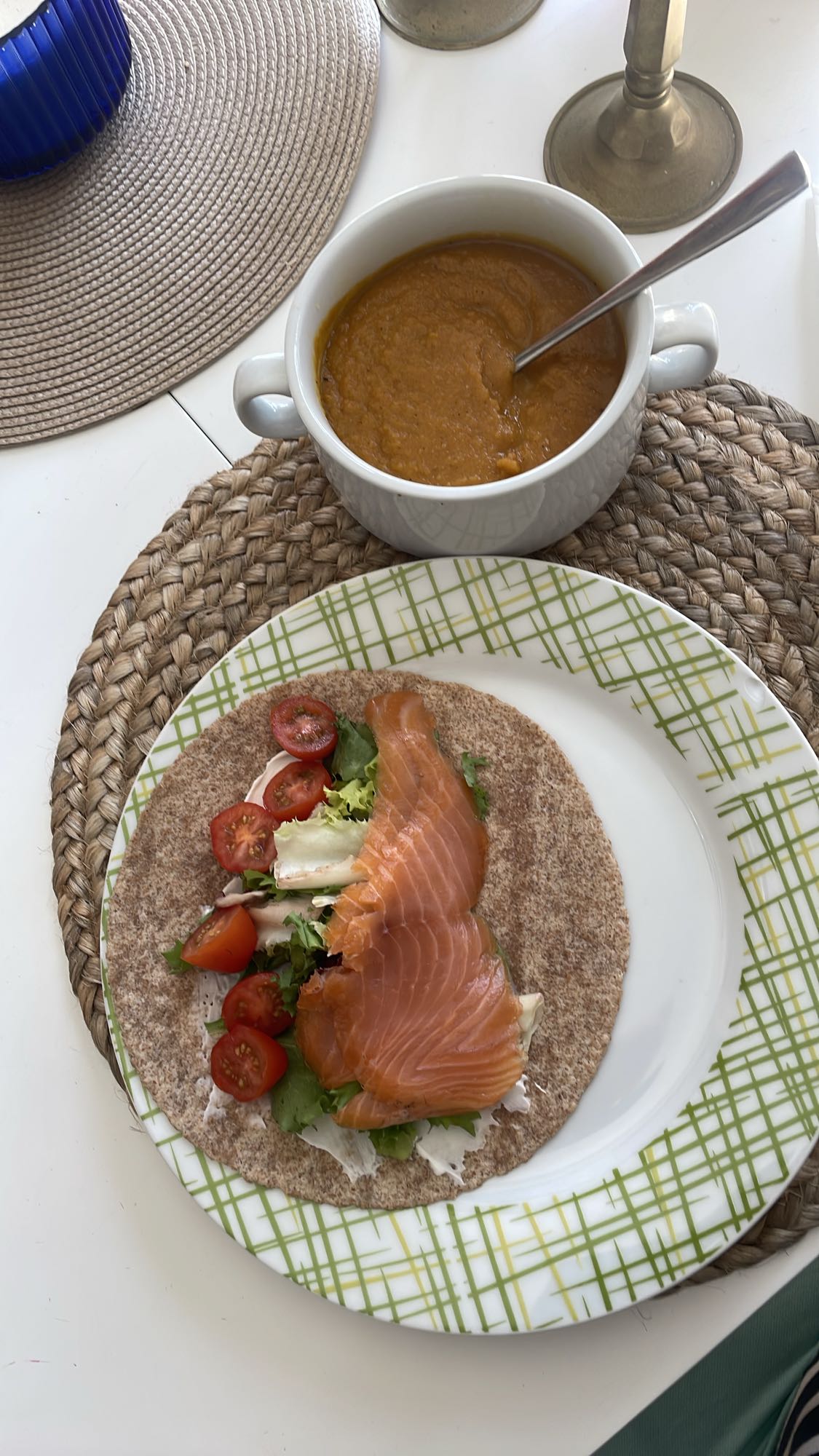 wrap de salmón y sopa