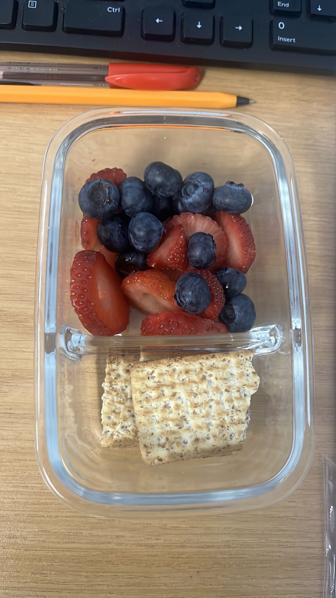 Berries and crispbread snack