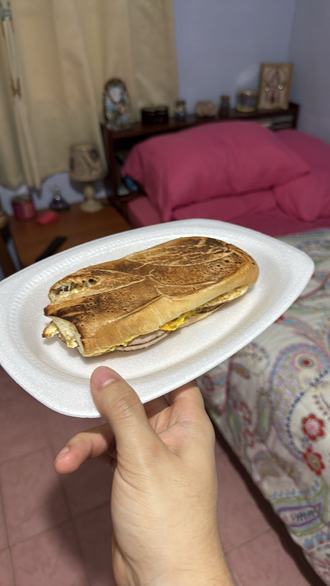 Emparedado con jamón de pavo, huevos asados, guacamole y queso