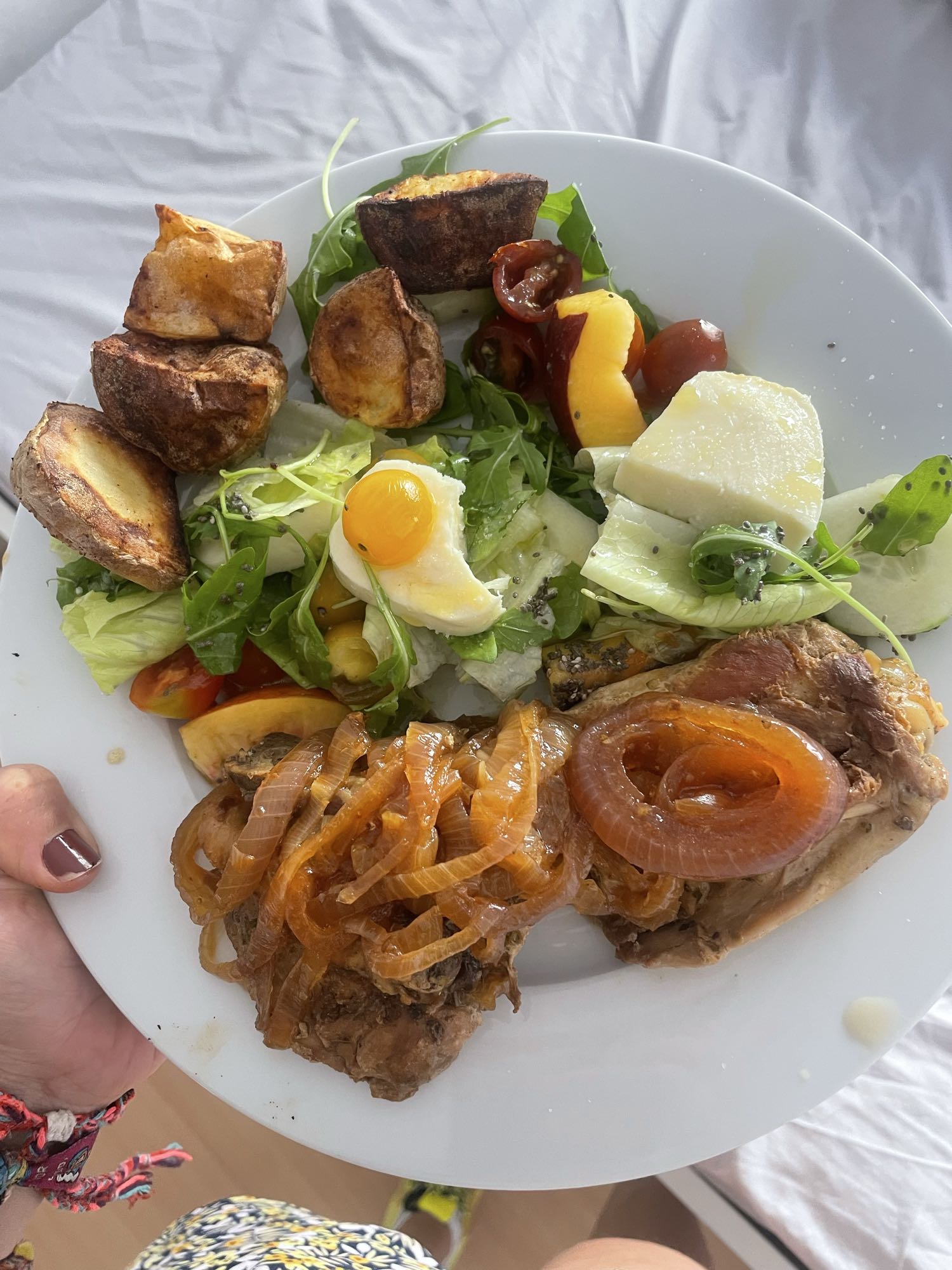 Carne con ensalada y papas