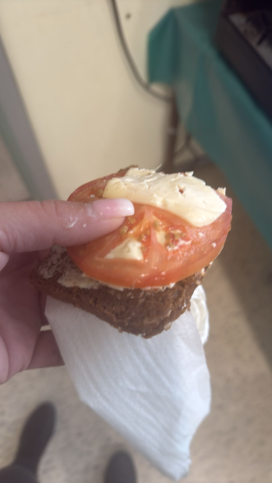 Ostsmörgås med tomat