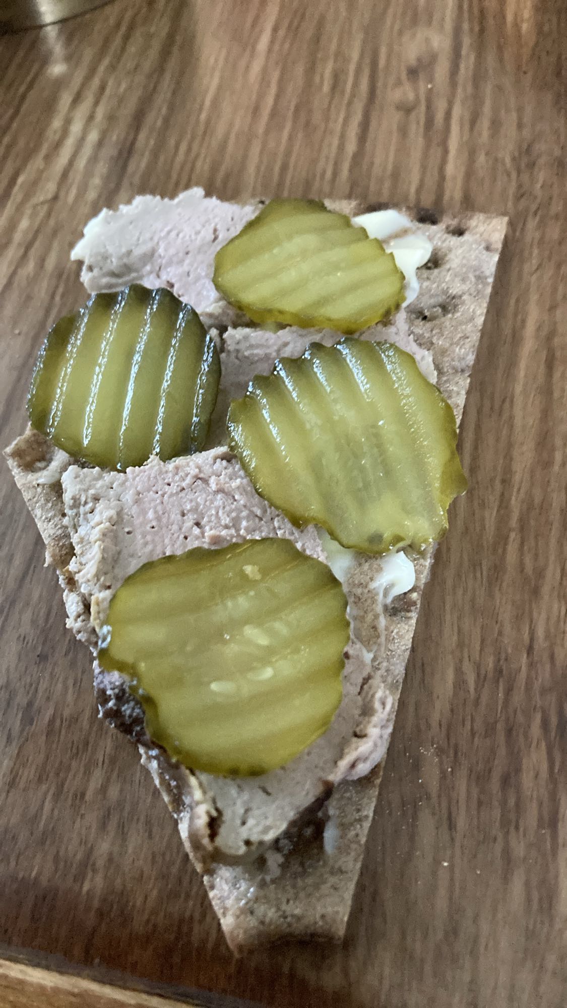 Knäckebröd med leverpastej