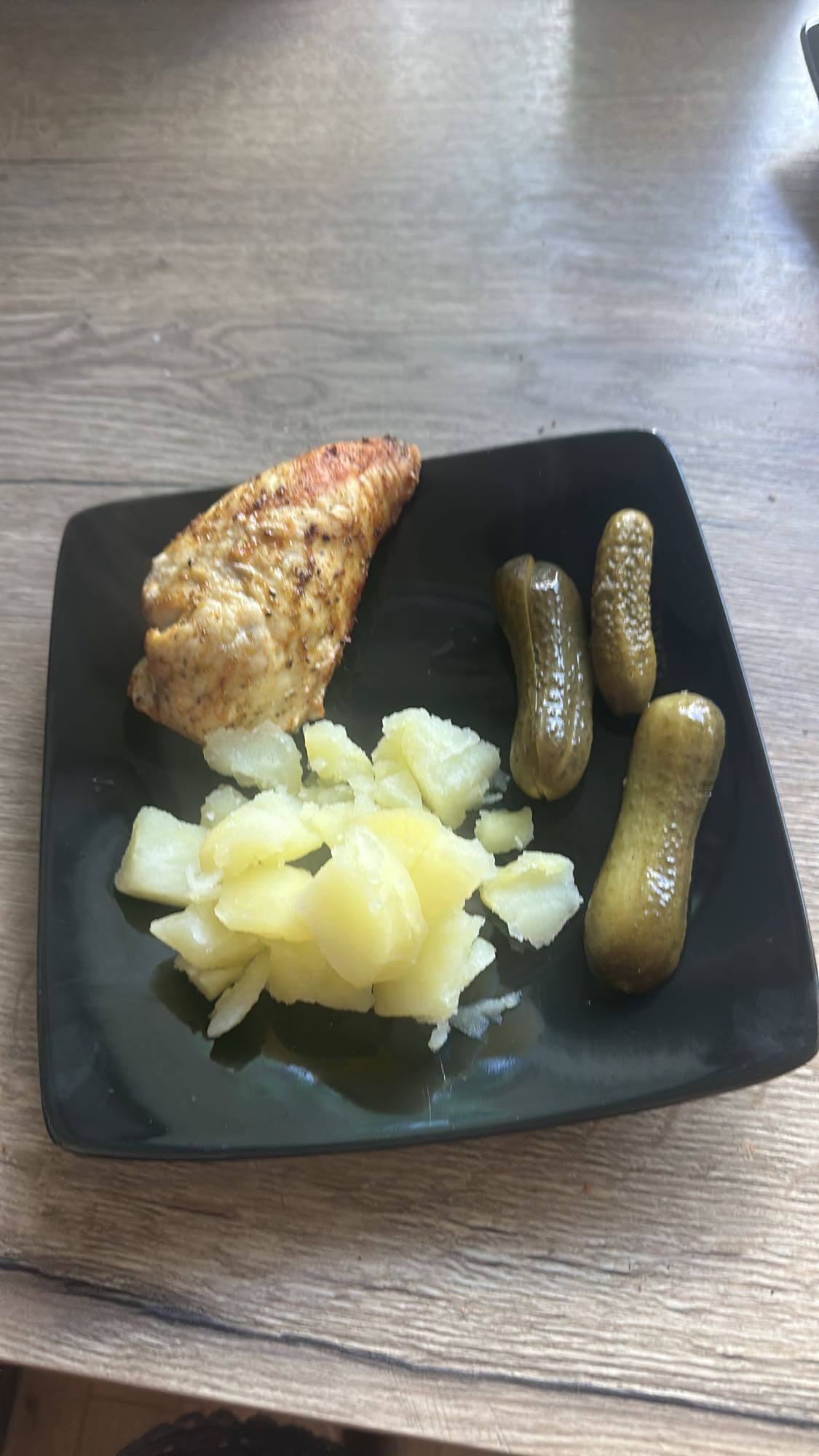 Kurczak z ziemniakami i ogórkami