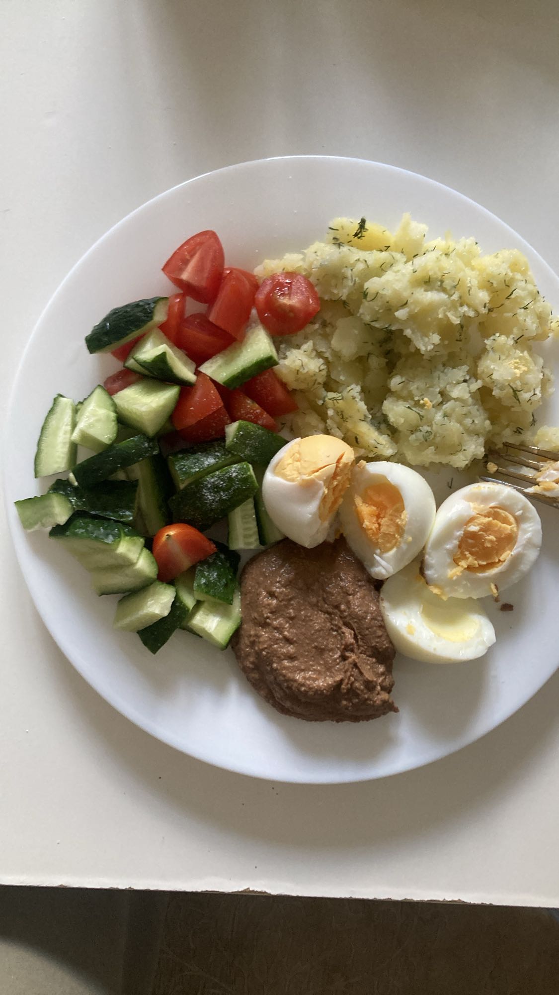 Eggs with salad & mash