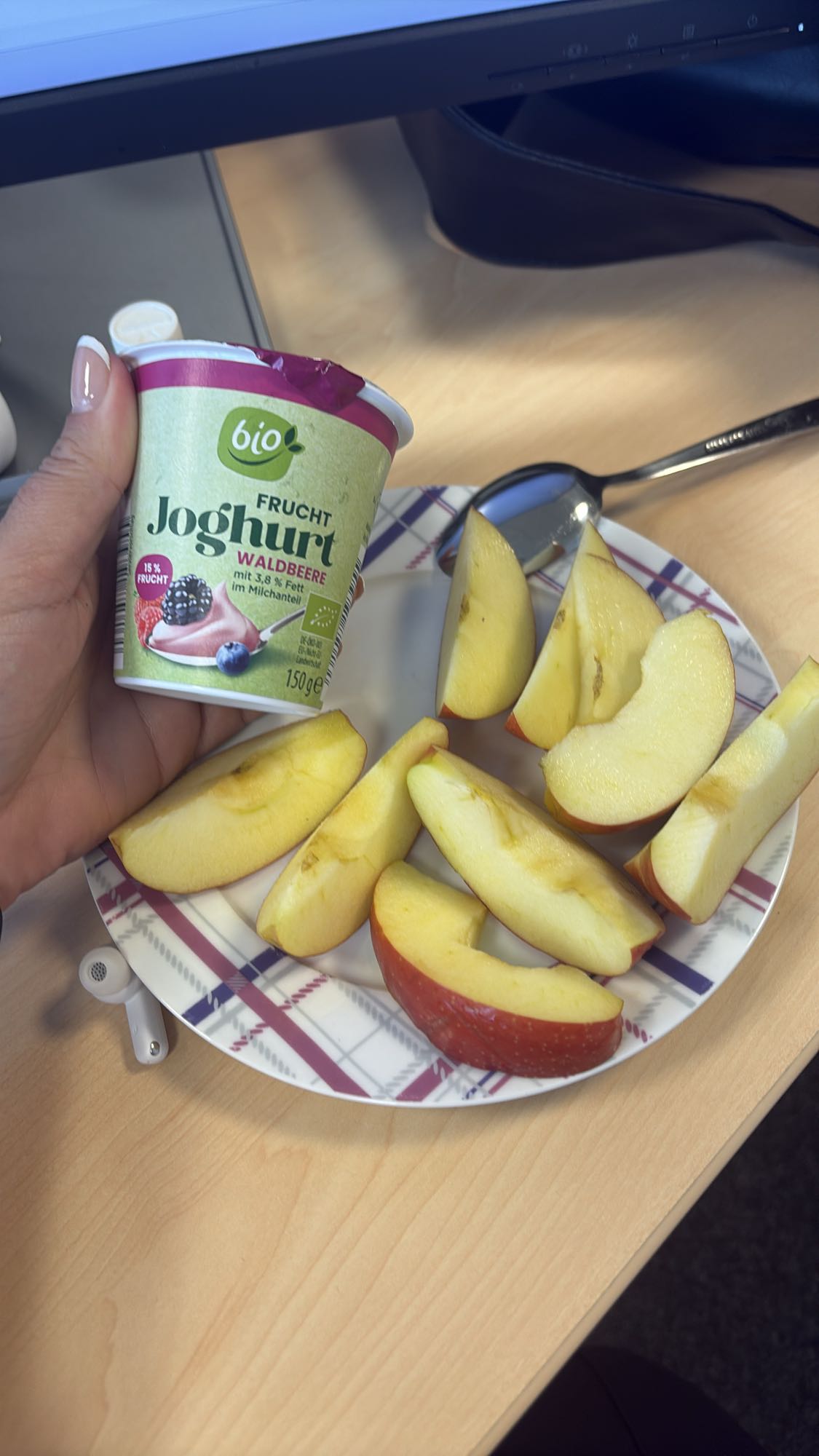 Apple and berry yogurt